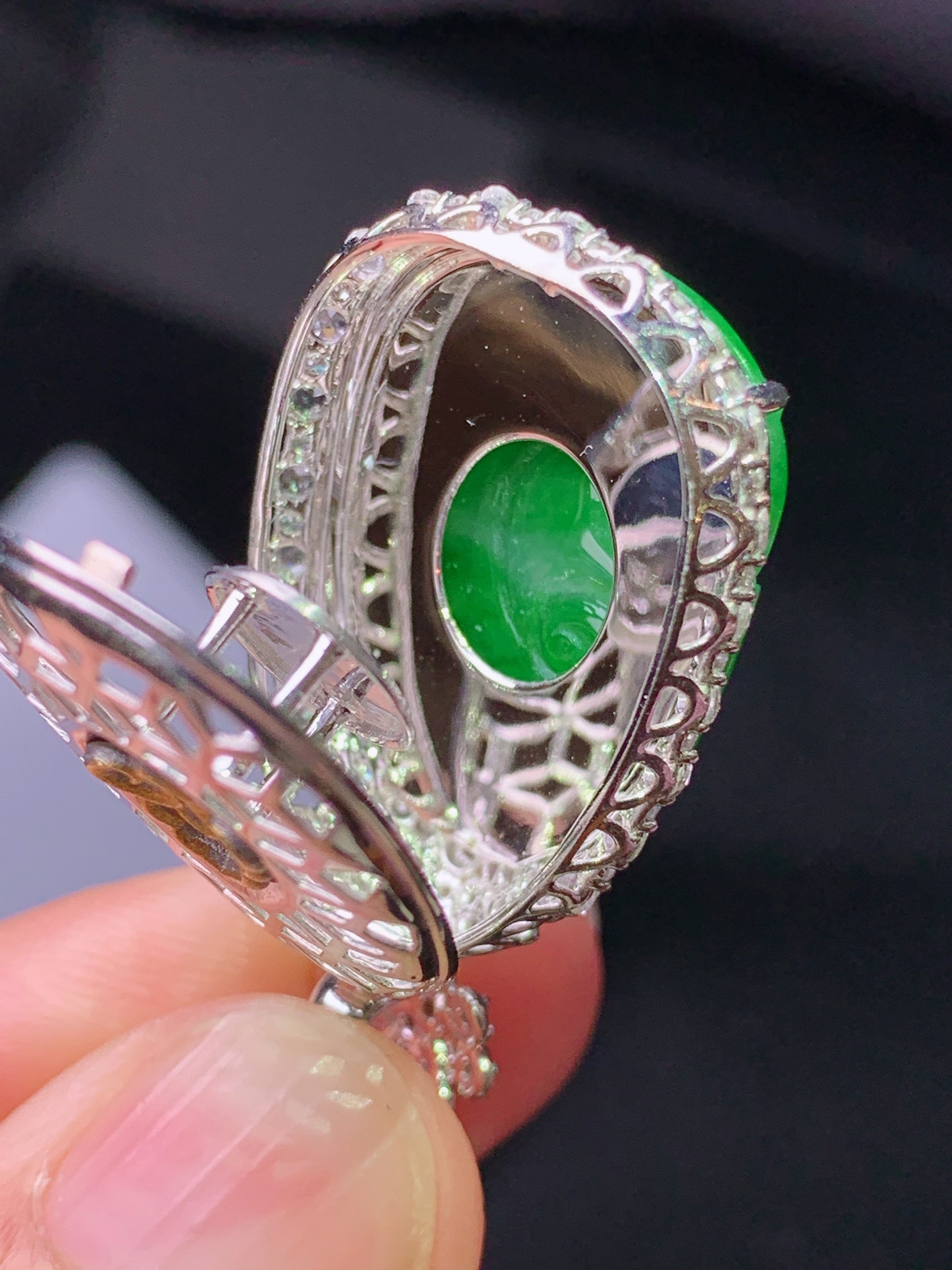 18k金钻镶嵌翠绿如意吊坠 玉质细腻 色泽艳丽清新 水润亮眼 整体尺寸35.7*19.3*8.8g2