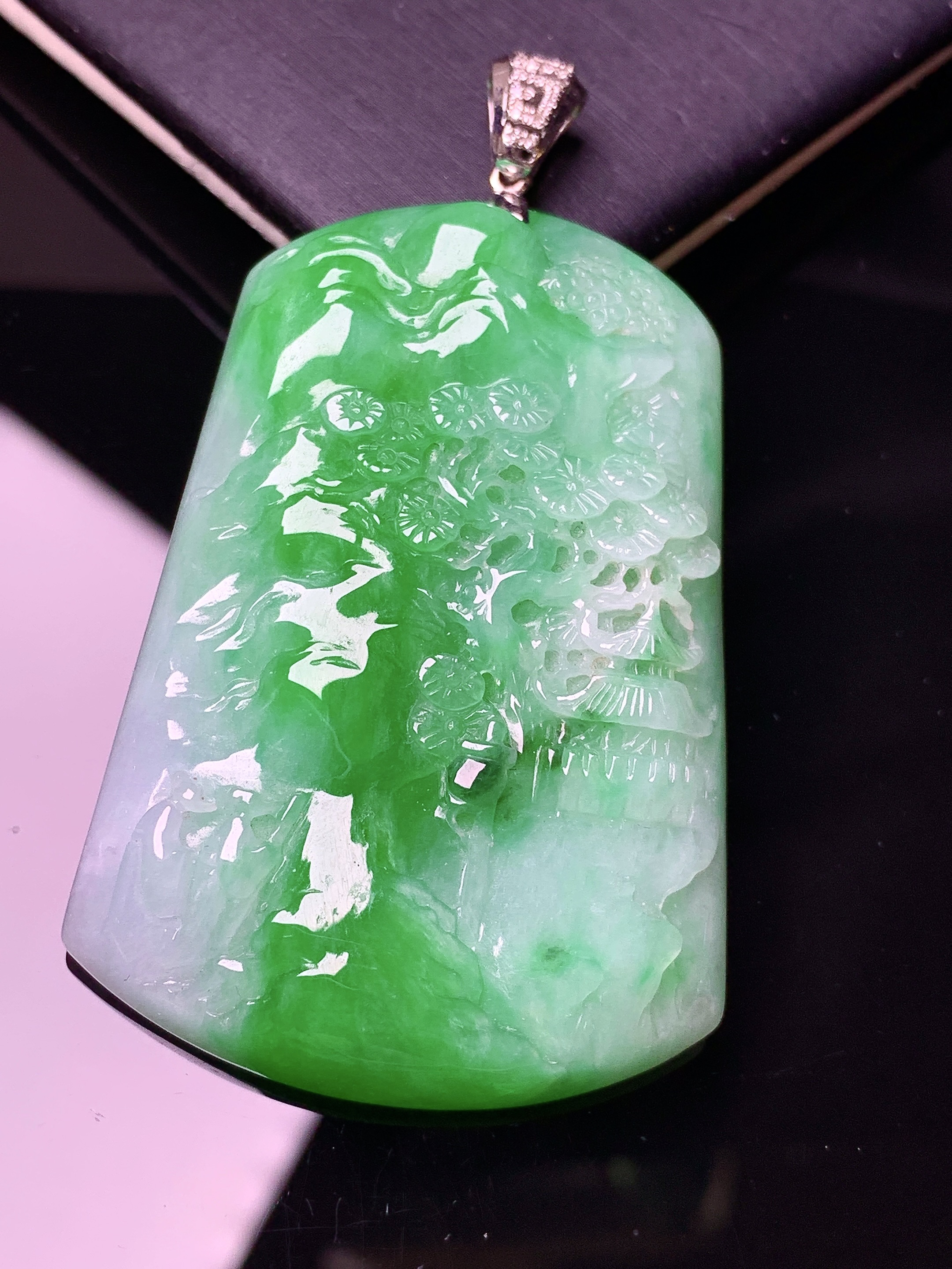 翠绿山水牌子吊坠 玉质细腻 色泽艳丽清新 水润亮眼 整体尺寸61.6*35.2*6.5L1
