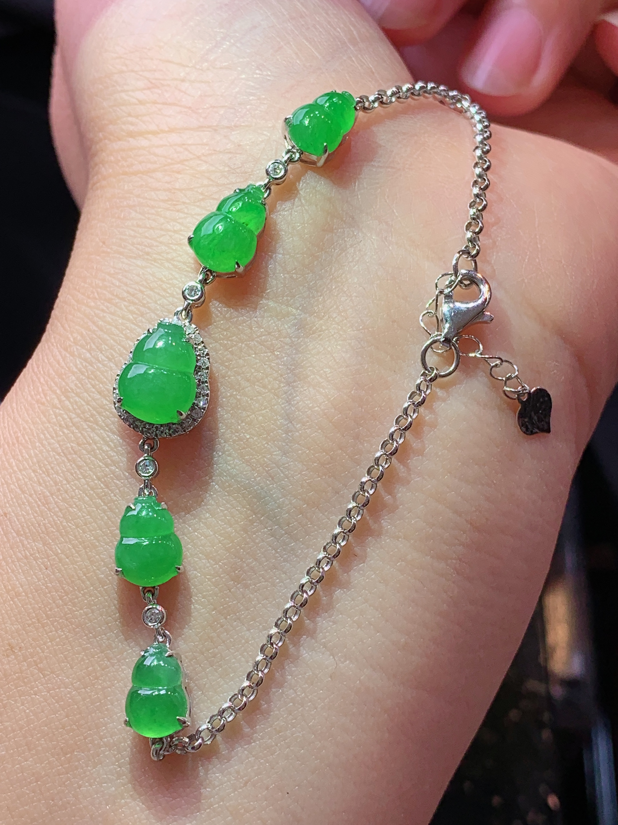 18k金钻镶嵌翠绿葫芦手链 玉质细腻 色泽艳丽清新 水润亮眼 整体尺寸160*8.8*6.2h1