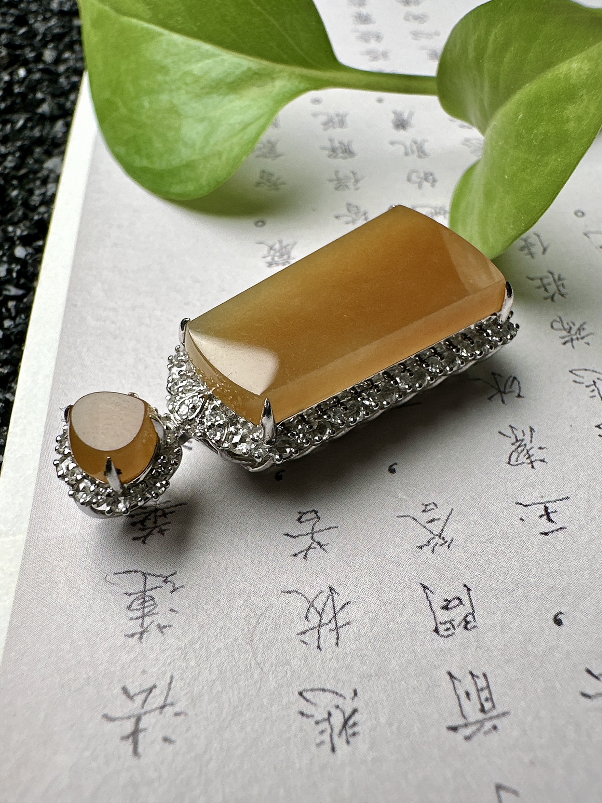 【冰种黄翡无事牌吊坠】质地细腻，冰润通透，晶莹闪亮。收藏品质，18k金钻镶嵌，裸石尺寸22.2*12*3.8毫米