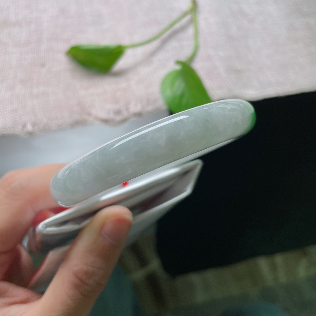 56/11.9/9.8，白底青正圈，似青山映雪，又若春芽破白，清润不艳俗。一点皮纹，ss49809a