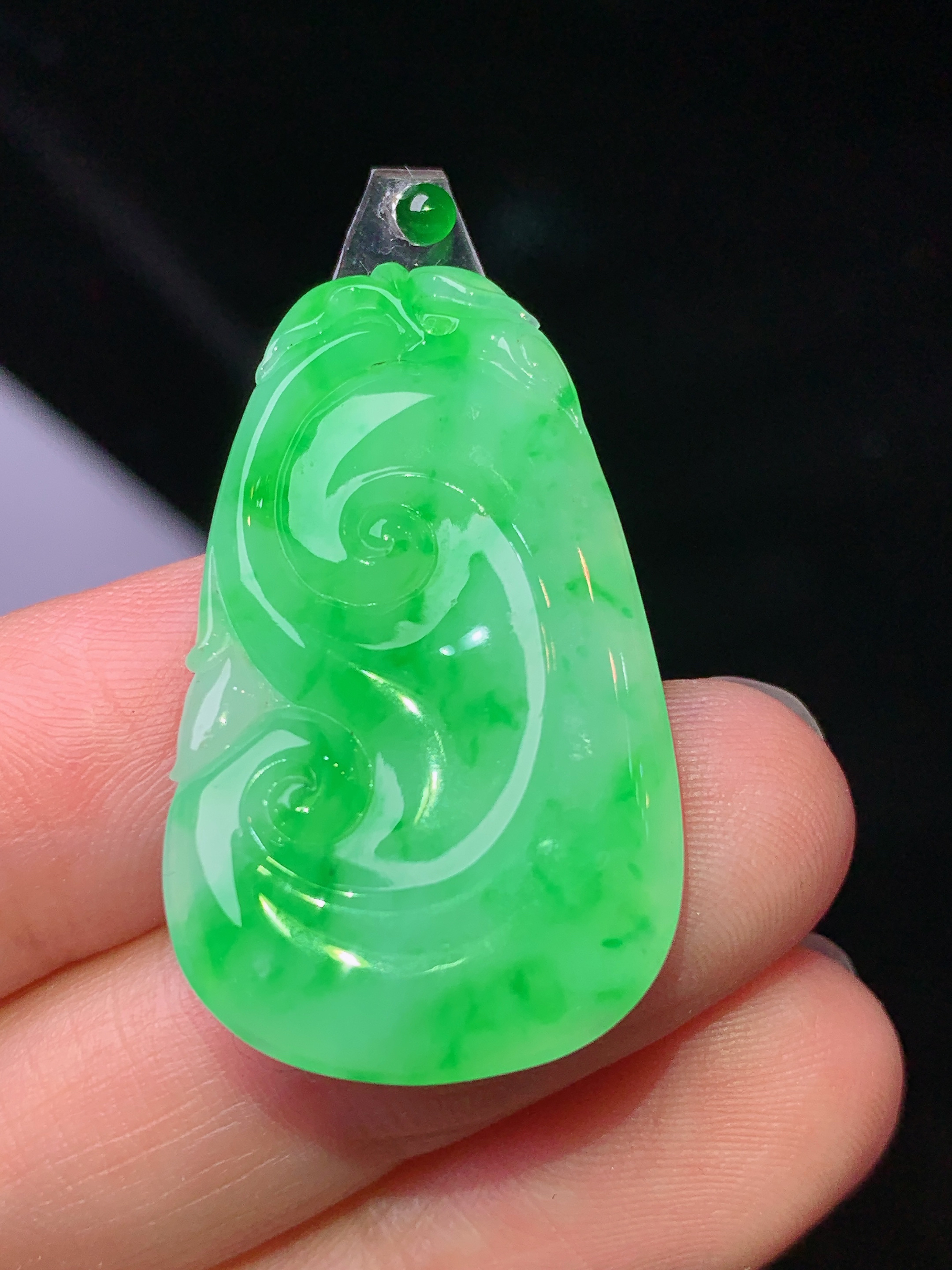 镶嵌款 翠绿如意吊坠 玉质细腻 色泽艳丽清新 水润亮眼 整体尺寸33*19.5*2.8*2x