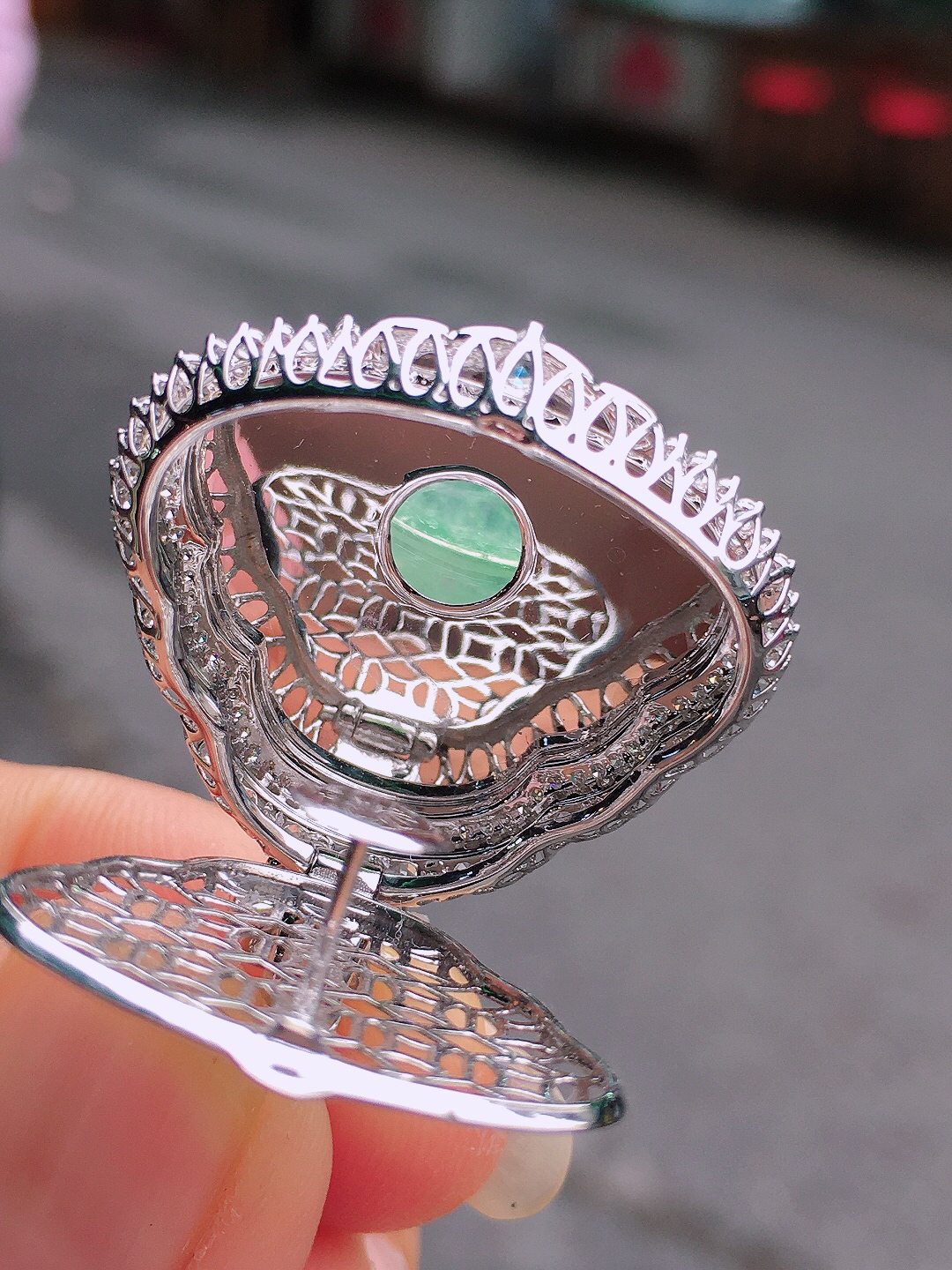 飘绿佛公吊坠，色泽艳丽，玉质细腻，荧光感超
强，饱满圆润，尽显优雅气质，18k
金豪华镶嵌