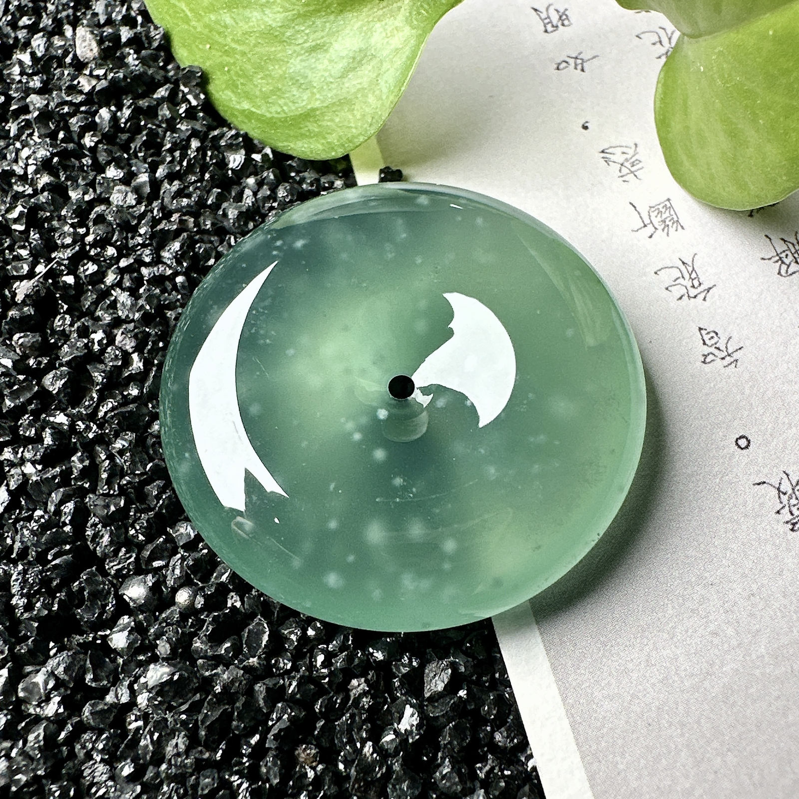 【冰种晴绿平安扣】飘雪花棉，质地细腻，品质很好，冰感十足，胶感明显，收藏品质。