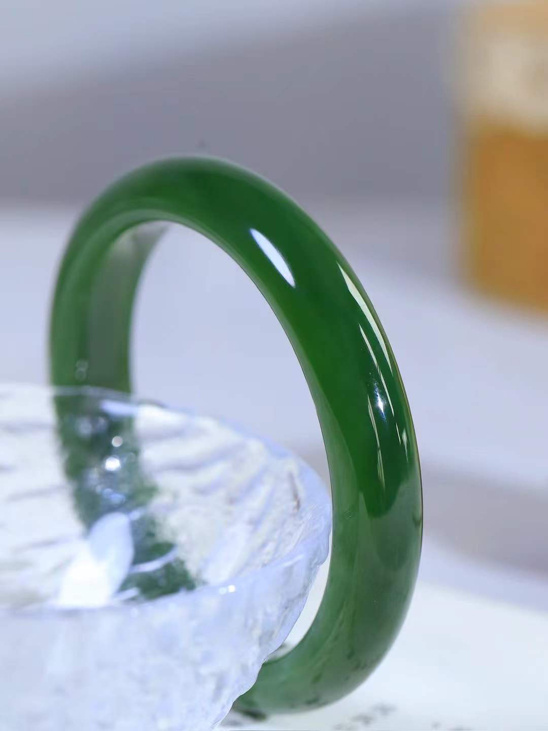 【碧波流转·手镯】

精品️和田玉碧玉手镯，玉质，细腻温润，手感舒适，️线条流畅，简约大气，美自天成，佩戴于腕间，婉约之美，举手投足间透出那份低调奢华，醉人心扉。
重50.5克 内径圈口56mm尺寸11.8-8.2mm  FDA-1340208