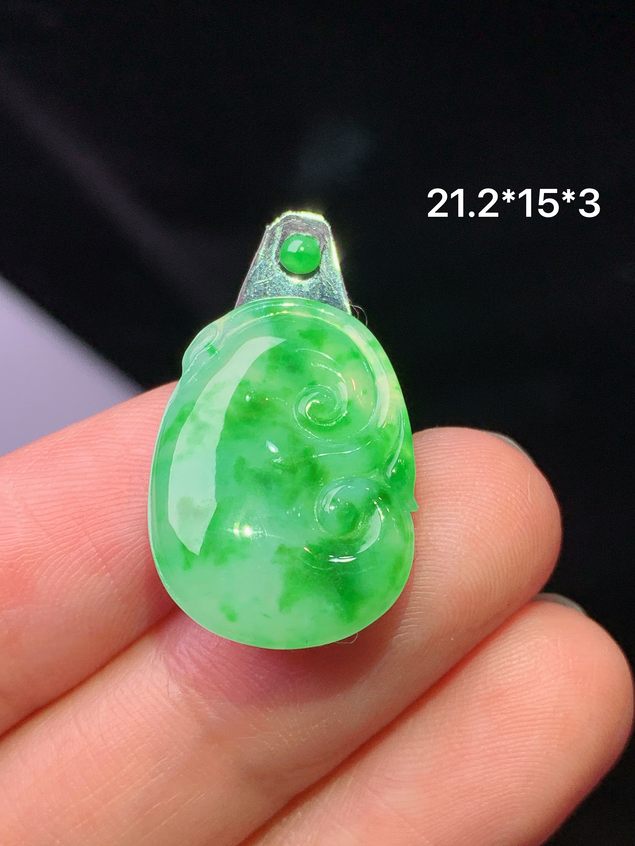 镶嵌款 飘绿如意吊坠 玉质细腻 色泽艳丽清新 水润亮眼 整体尺寸21.2*15*3*2x