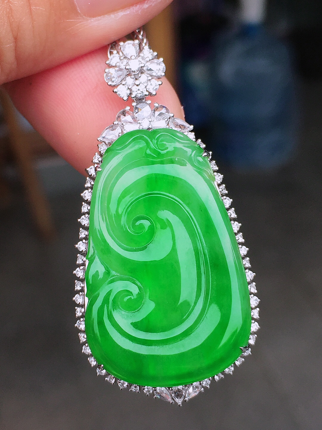 阳绿如意吊坠，色泽均匀艳丽，玉质细腻，荧光感超
强，饱满圆润，尽显优雅气质，18k
金豪华镶嵌