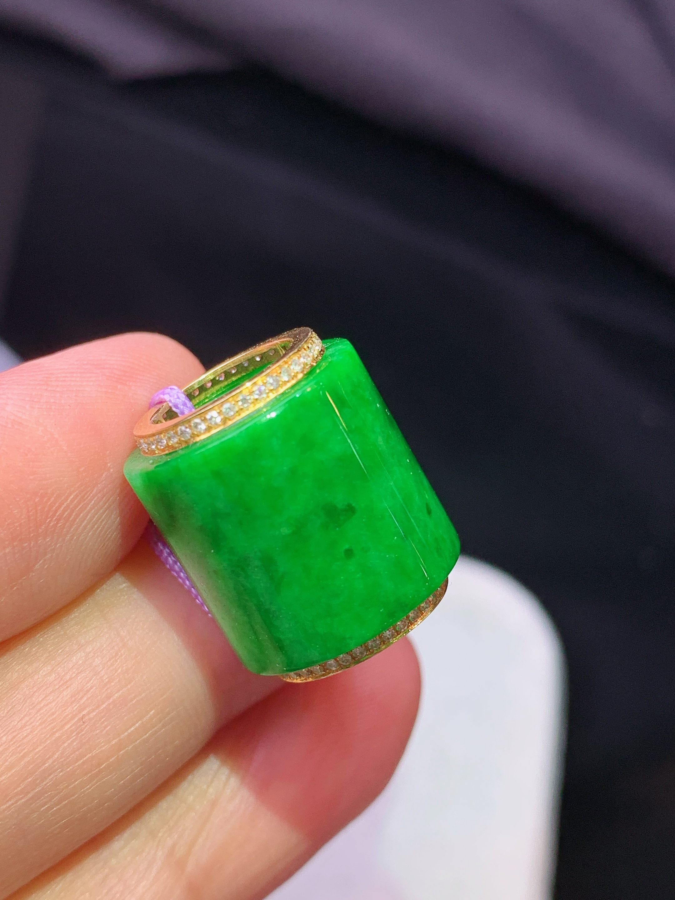 18k金钻镶嵌翠绿路路通吊坠 玉质细腻 色泽艳丽清新 水润亮眼 整体尺寸14.6*13.6b1