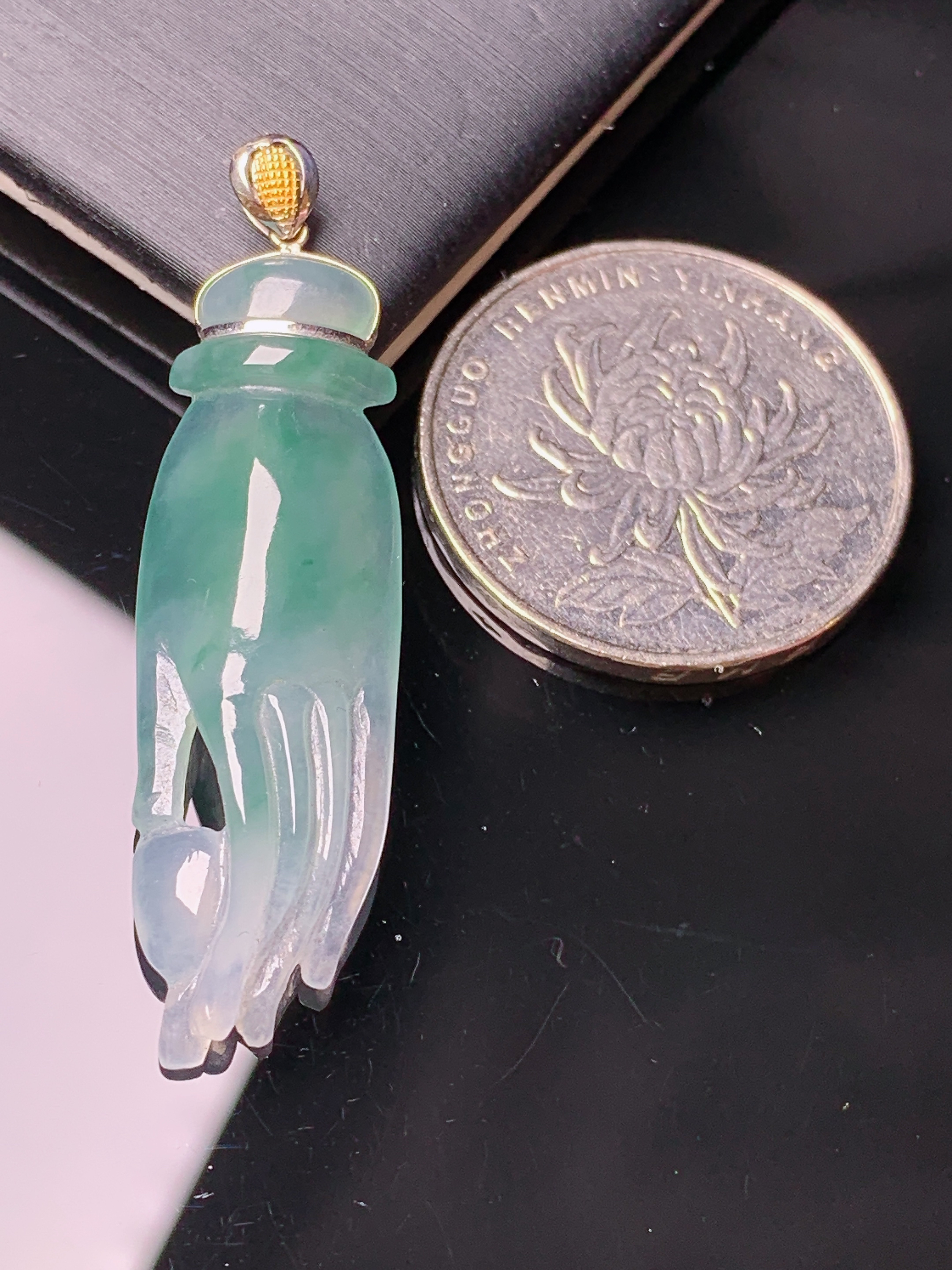 18k金镶嵌冰种飘绿掌上明珠吊坠 玉质细腻 色泽艳丽清新 水润亮眼 整体尺寸44.3*12.2*5.7a5