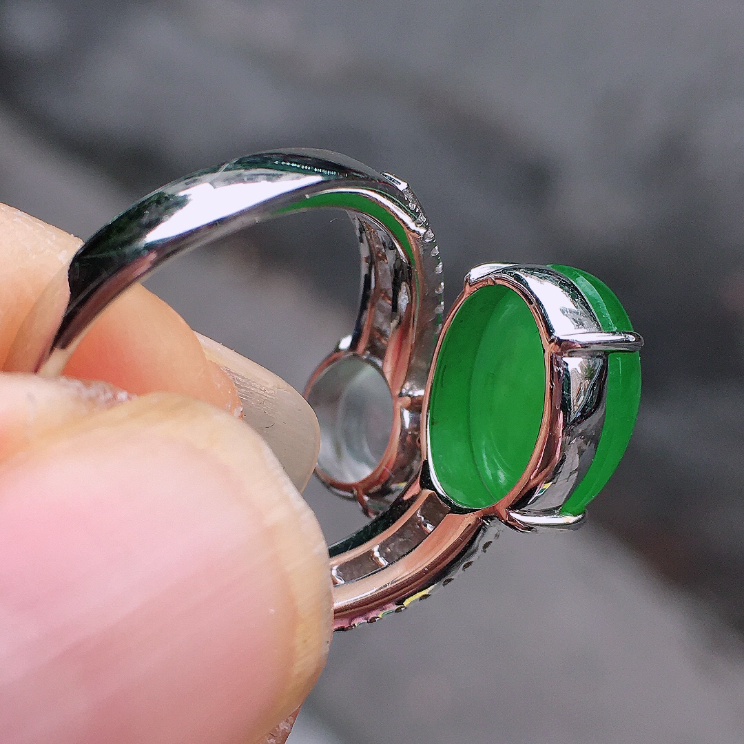 （冰+绿）二合一戒指，色泽均匀艳丽，玉质细腻，荧光感超
强，饱满圆润，尽显优雅气质，18k
金豪华镶嵌