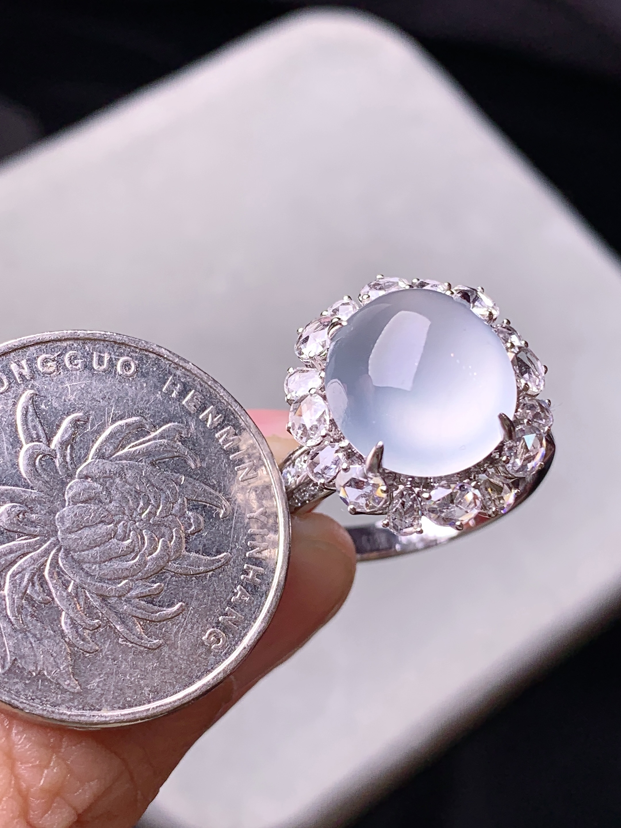 18k金钻镶嵌冰种蛋面戒指 玉质细腻 色泽艳丽清新 水润亮眼 圈口14.5 整体尺寸18*16.5*11.6m3