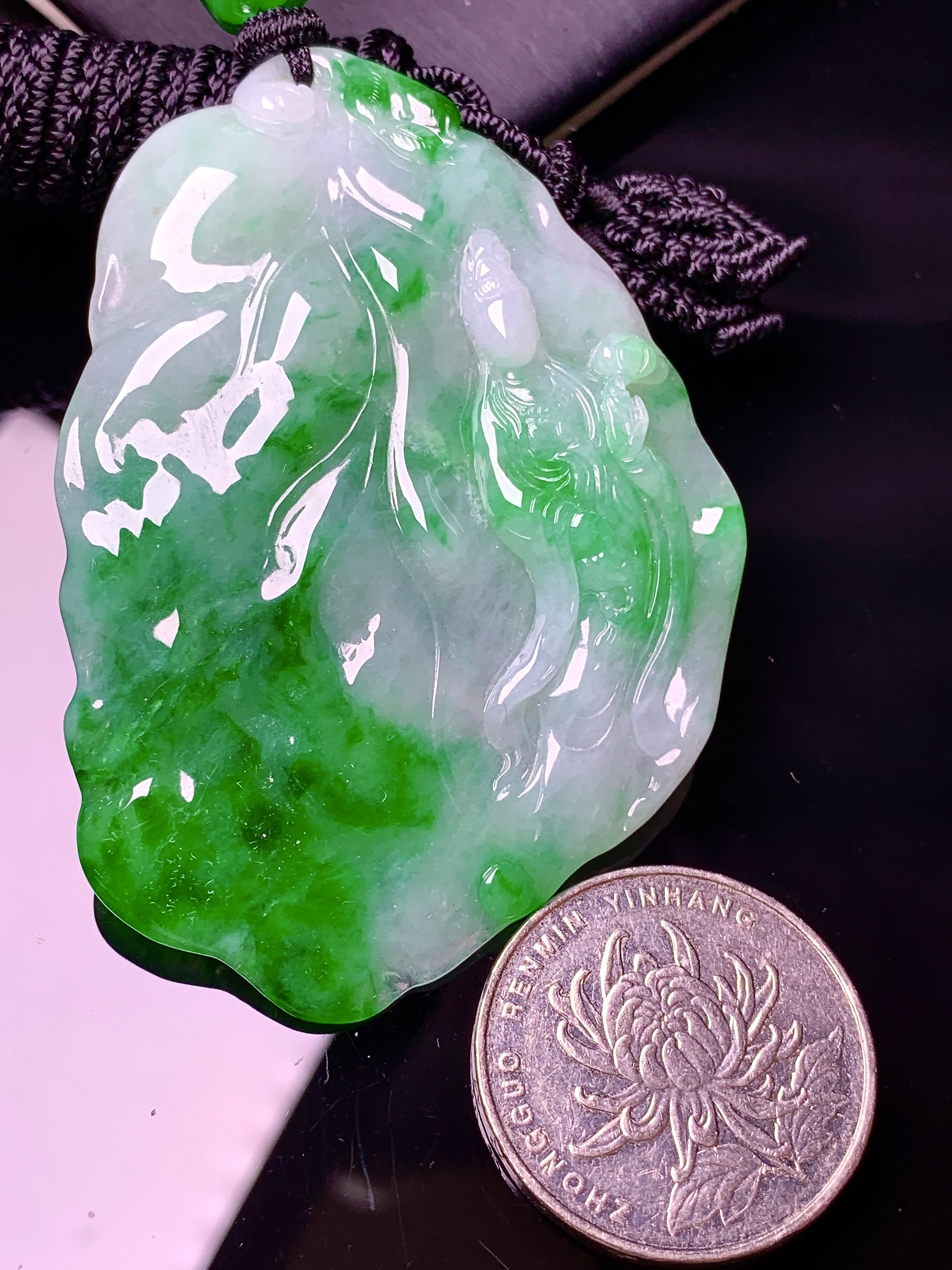 飘绿观音菩萨吊坠 玉质细腻 色泽艳丽清新 水润亮眼 整体尺寸65.7*45.2*8.8w1