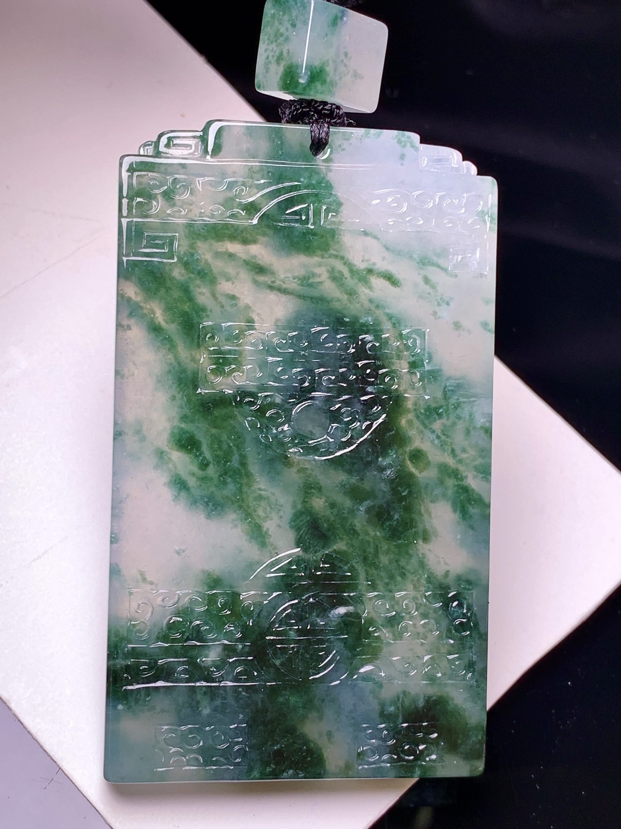 飘绿无事牌吊坠 玉质细腻 色泽艳丽清新 水润亮眼 整体尺寸61.6*36*5.7L1