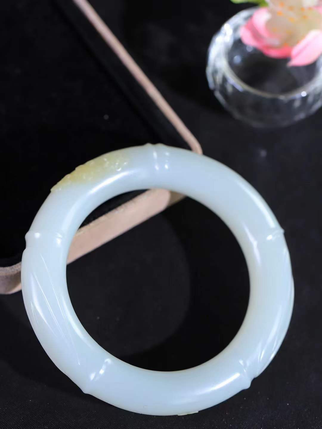 【节节高升.手镯】

精品和田玉糖白玉圆条竹手镯，玉质温润细腻，苏工精雕竹节，竹子品德高尚，生而有节，象征气节正直、不屈不俗。竹叶纤秀俊逸，舒展自如，迎风摇曳，柔美清逸，清新典雅。️整器画面空灵简洁佩于胸前，寓意祝福，高风亮节，步步高升。
内径54.5mm尺寸13-12.6mm重78.3克9940377T