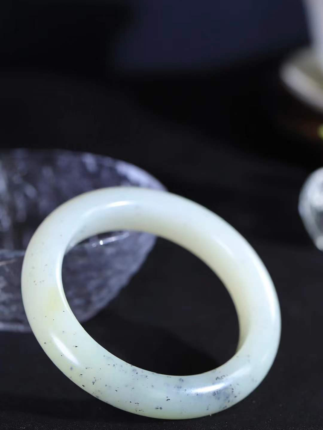 【婉约佳人.手镯】

精品️和田玉手镯 玉质温润细腻 油性十足 手感舒适，高华雅逸，线条流畅，简约大气，美自天成，素雅高贵。佩戴于腕间，婉约之美，举手投足间透出那份低调奢华。重71克 内径56.5mm  尺寸13.6-10.3mm   FDT-7845333