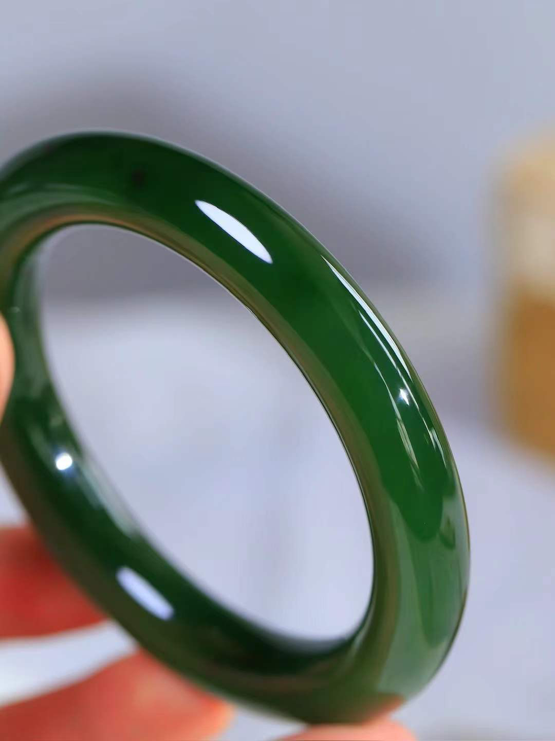 【碧波流转·手镯】

收藏级臻品️和田玉碧玉圆条手镯，玉质细腻温润，手感舒适，️线条流畅，简约大气，美自天成，佩戴于腕间，婉约之美，举手投足间透出那份低调奢华，醉人心扉。
重75.8克 内径圈口61mm  尺寸11.7-12mm  FDT-1140533