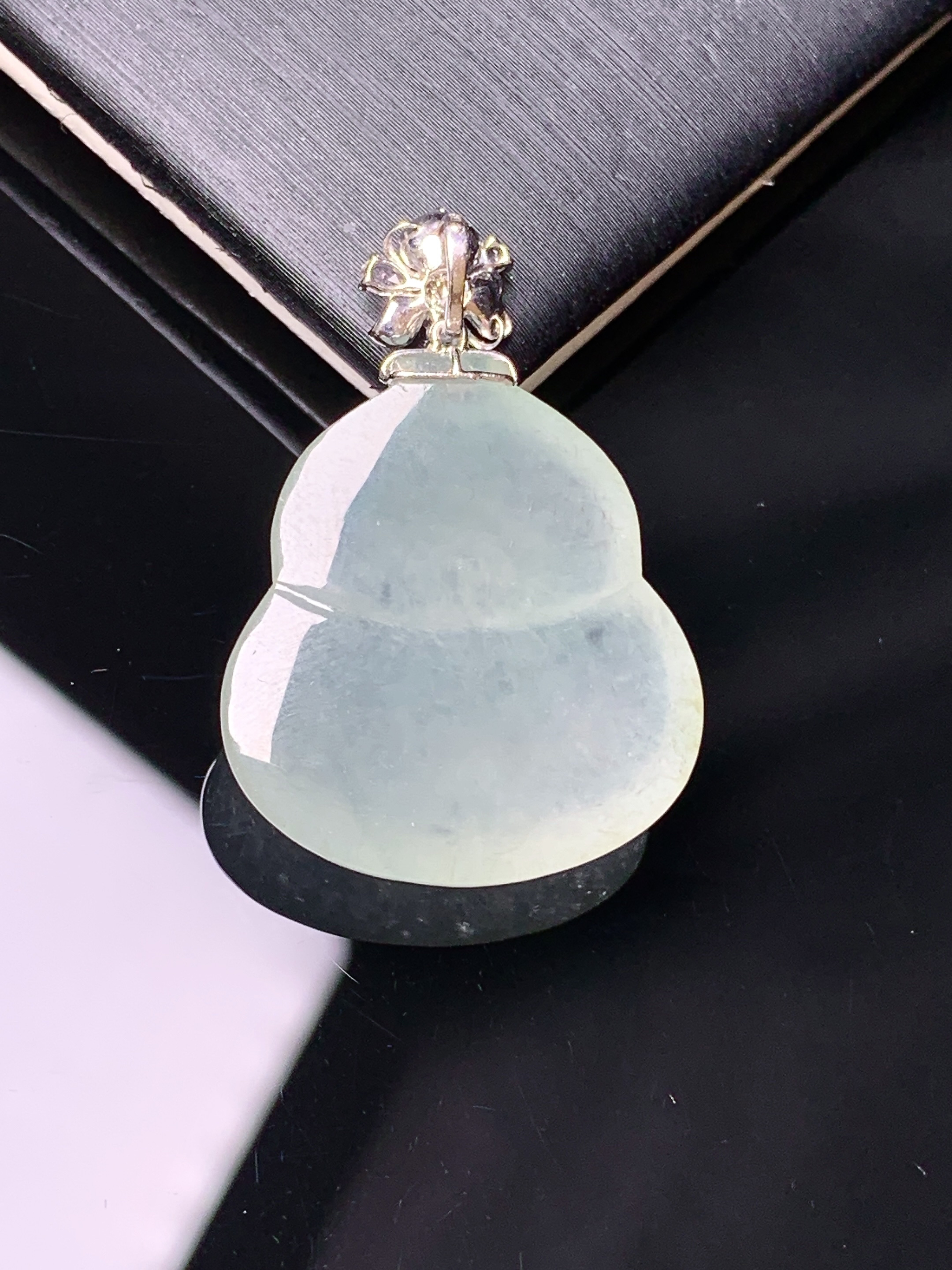 18k金钻镶嵌冰种葫芦吊坠 玉质细腻 色泽艳丽清新 水润亮眼 整体尺寸30.7*20.8*6.2c1