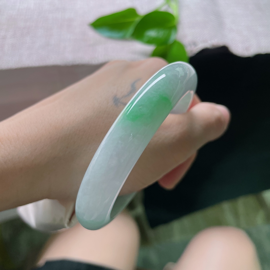 59.2/12.5/9，春彩正圈，翠色欲滴，种老水足水头好，贵气多姿，皮纹，ss49884a