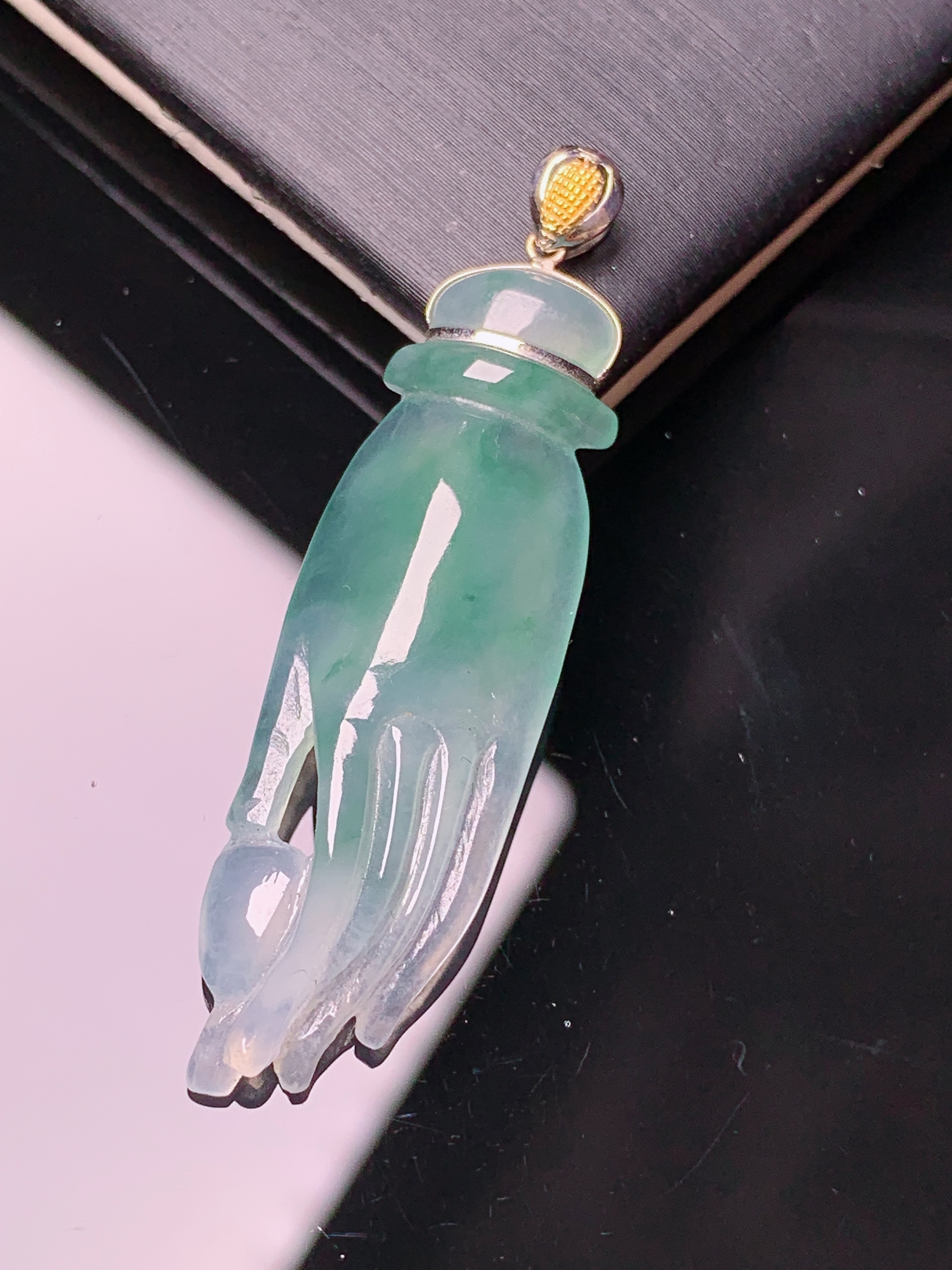 18k金镶嵌冰种飘绿掌上明珠吊坠 玉质细腻 色泽艳丽清新 水润亮眼 整体尺寸44.3*12.2*5.7a5