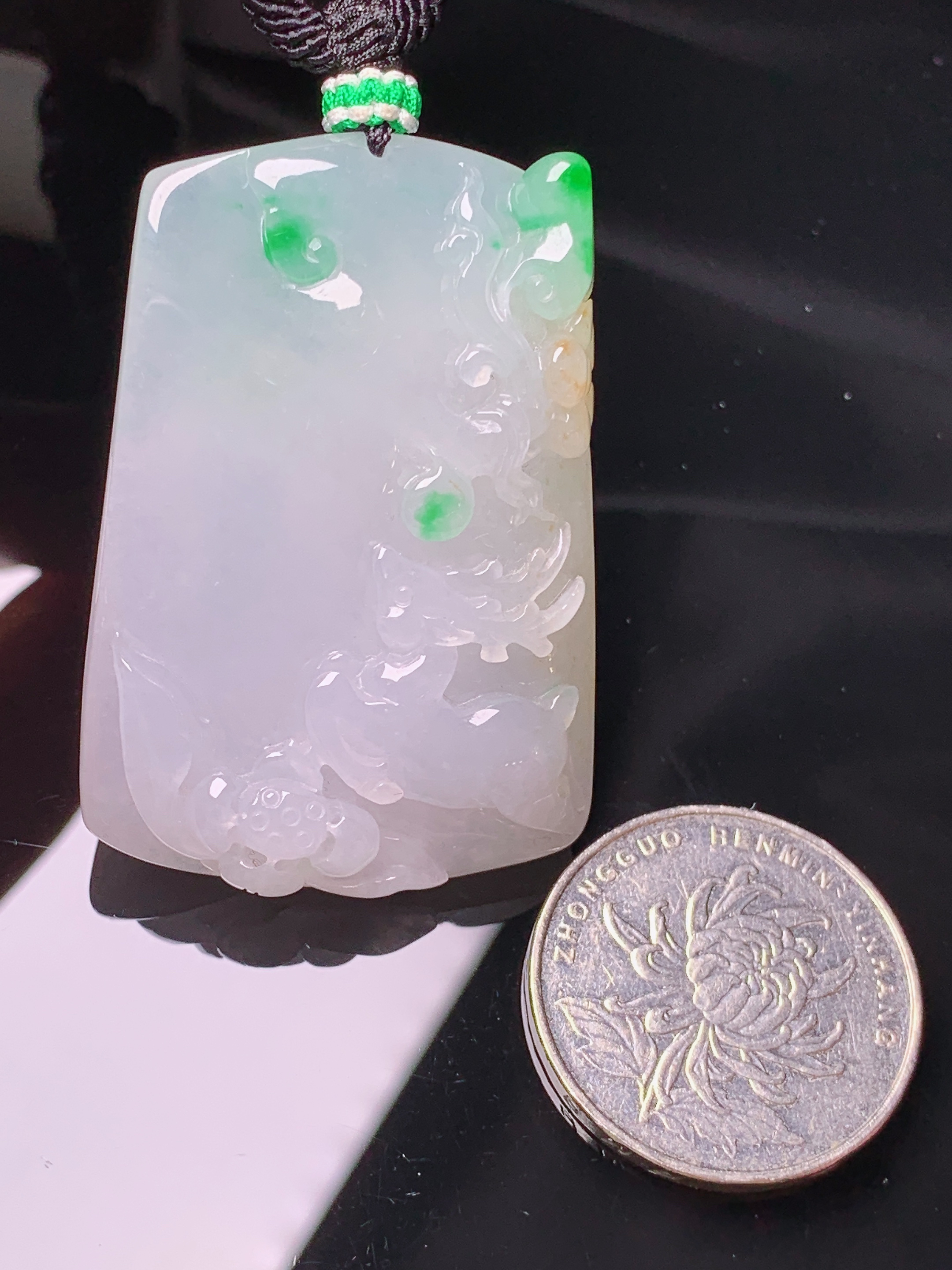 飘绿梅花鹿牌吊坠 玉质细腻 色泽艳丽清新 水润亮眼 整体尺寸46.7*32*9.3a5