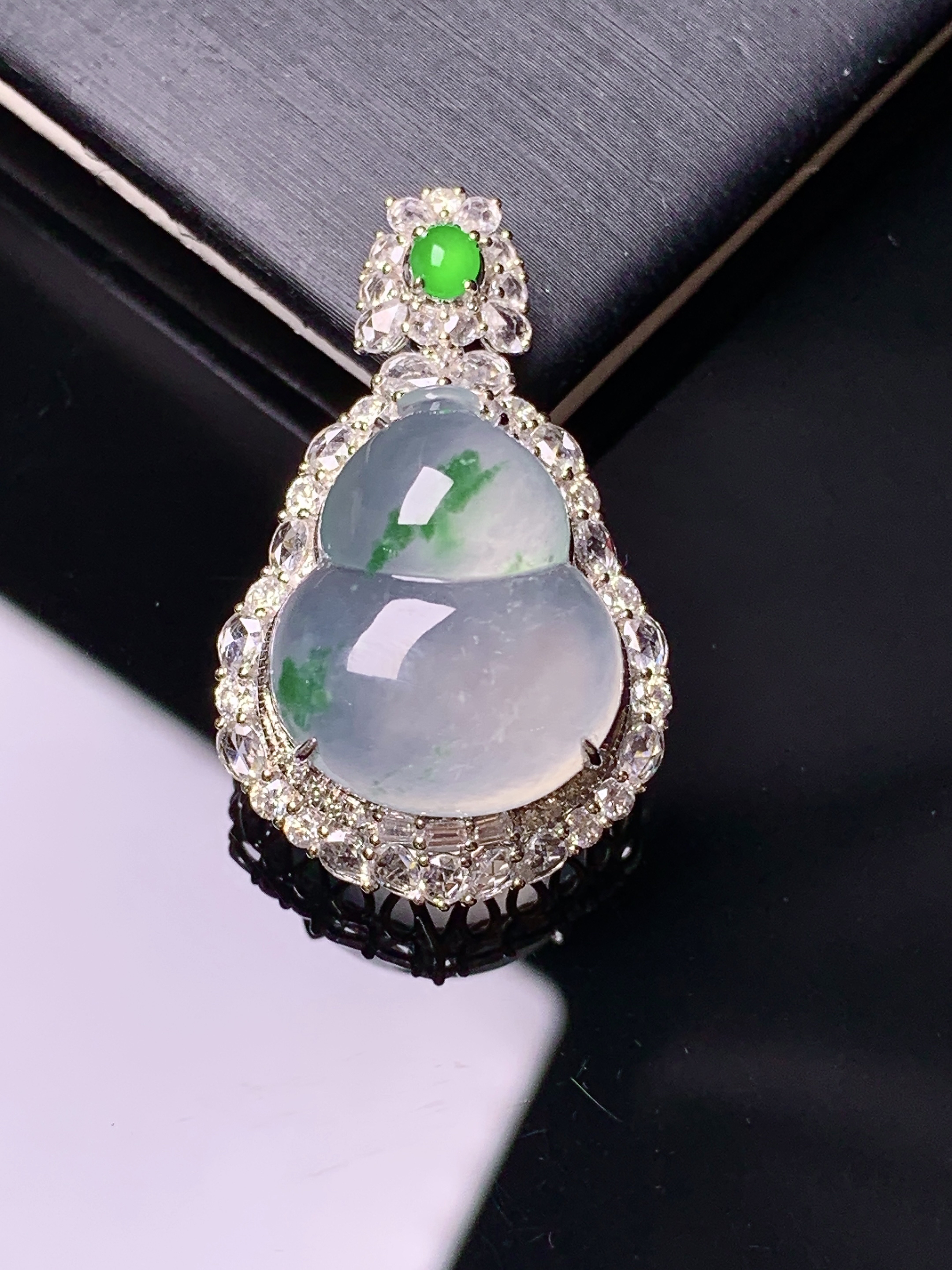 18k金钻镶嵌飘绿葫芦吊坠 玉质细腻 色泽艳丽清新 水润亮眼 整体尺寸31.2*19*12.3t1