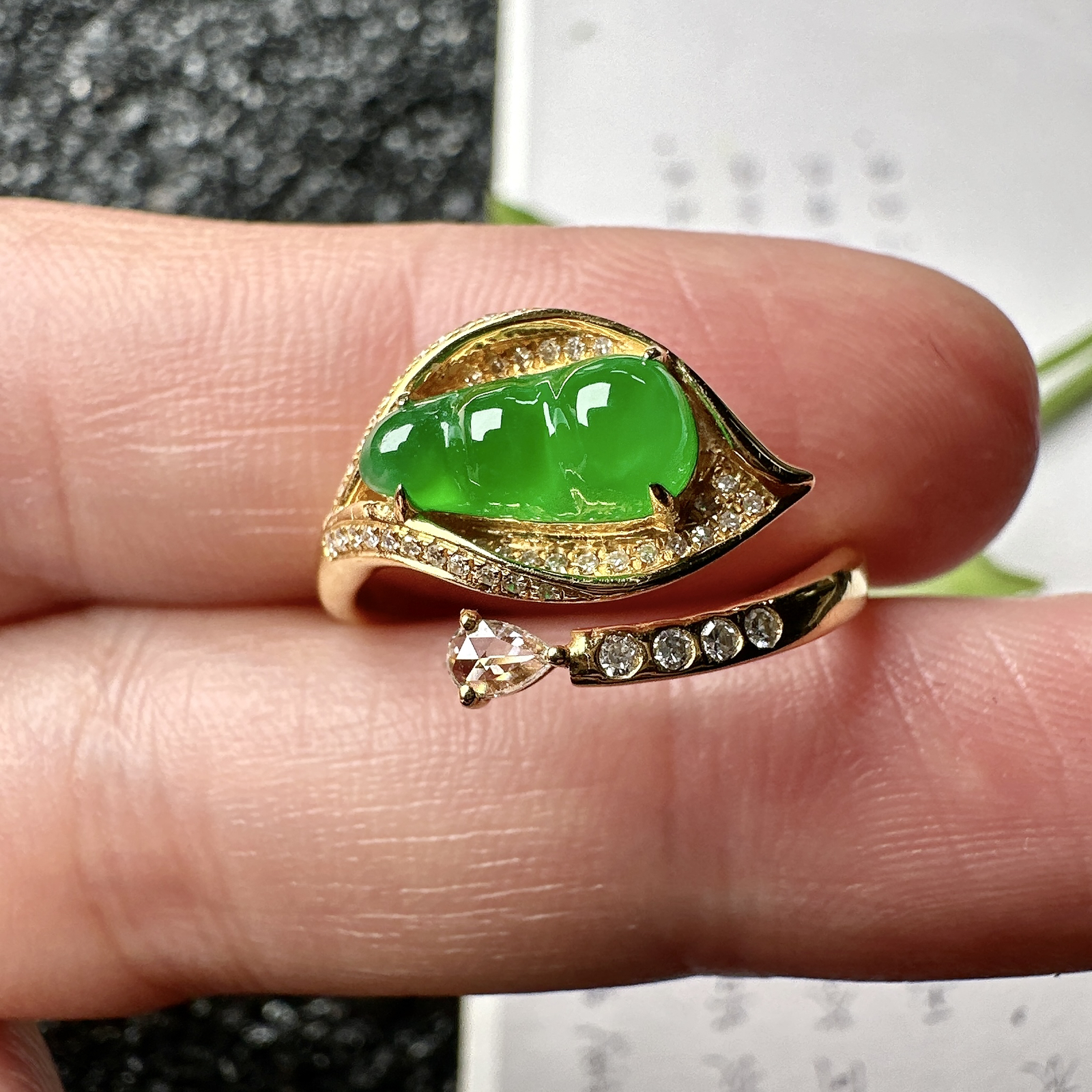 【冰种满绿福豆戒指】质地均匀细腻，冰润起光，胶感强烈，颜色娇艳，18K金钻精美镶嵌，裸石尺寸10.1