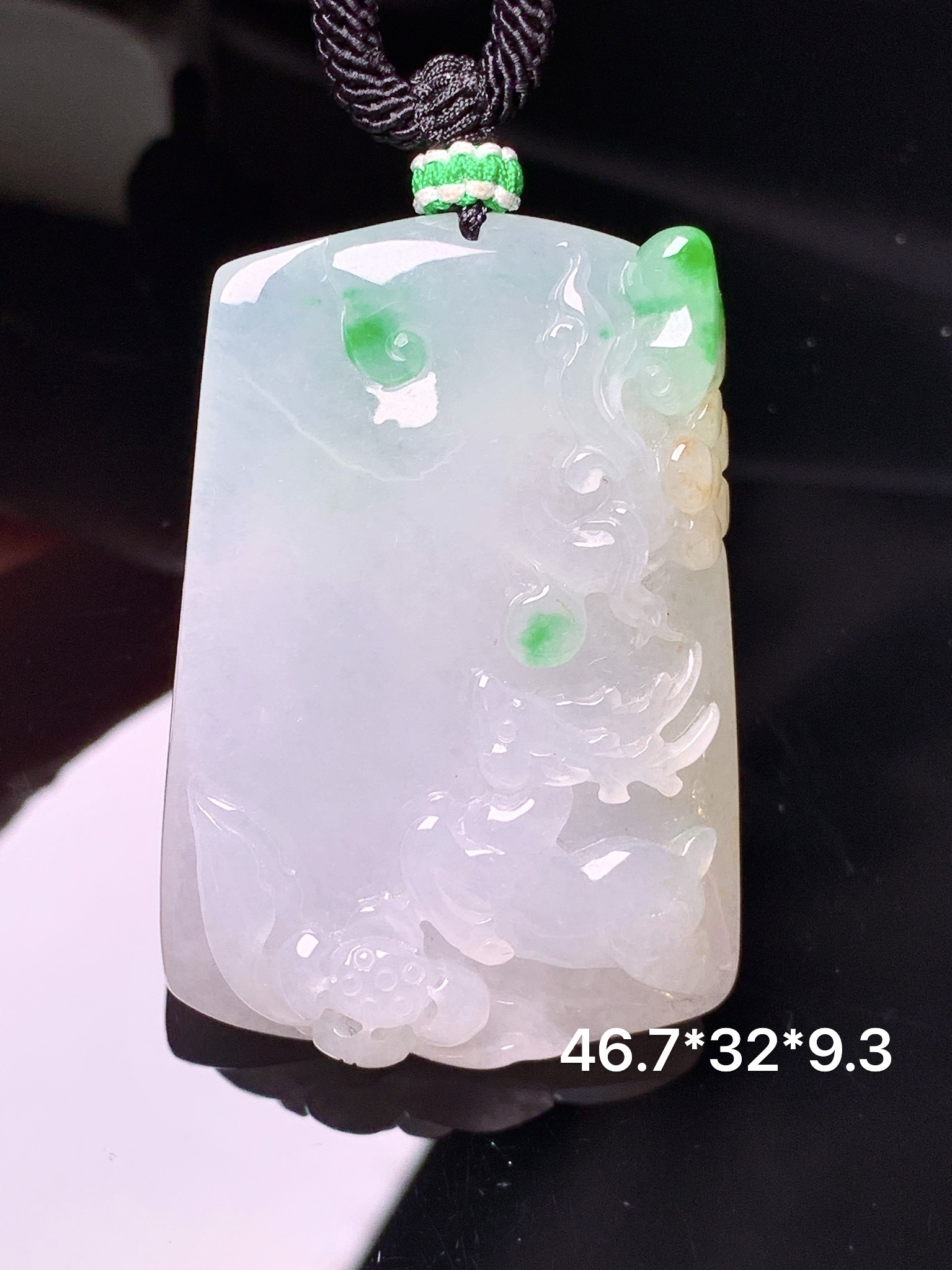 飘绿梅花鹿牌吊坠 玉质细腻 色泽艳丽清新 水润亮眼 整体尺寸46.7*32*9.3a5