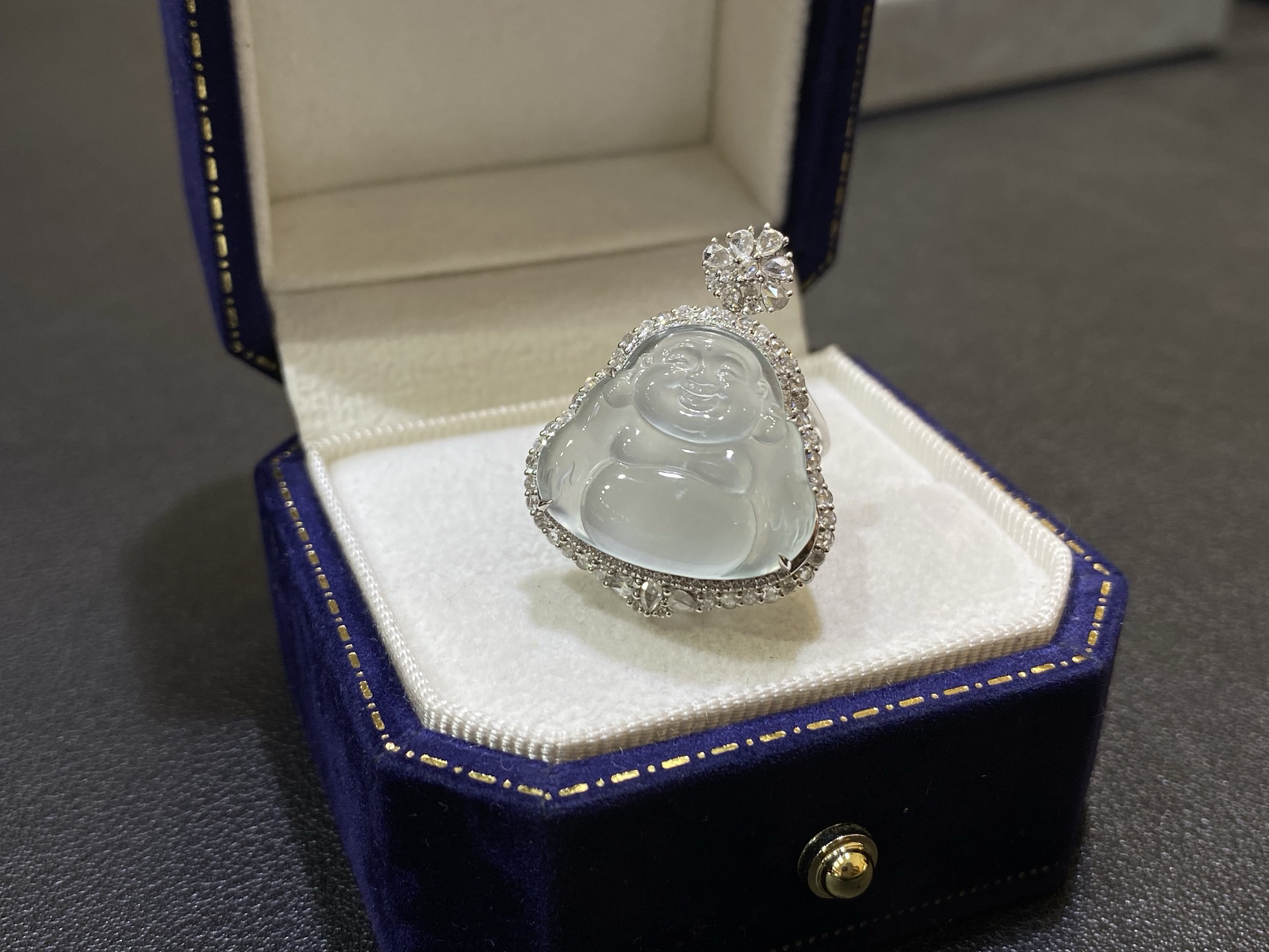 18Ｋ茅台白玻璃种起钢佛公吊坠
整体30.6/23.9/12.7
裸石18/20.5/3