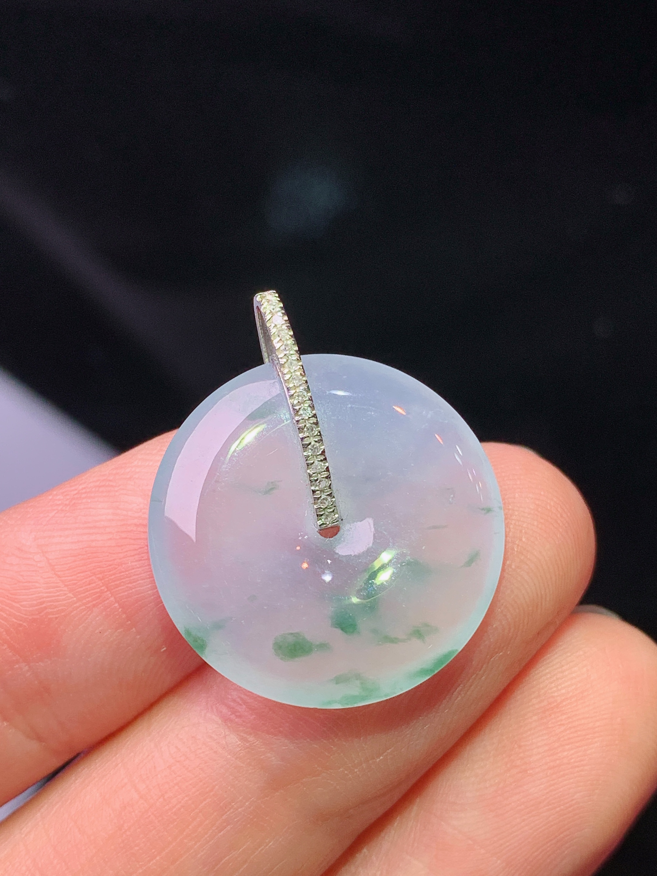 18k金钻镶嵌飘绿平安扣吊坠 玉质细腻 色泽艳丽清新 水润亮眼 整体尺寸23.8*20*3.8*2x