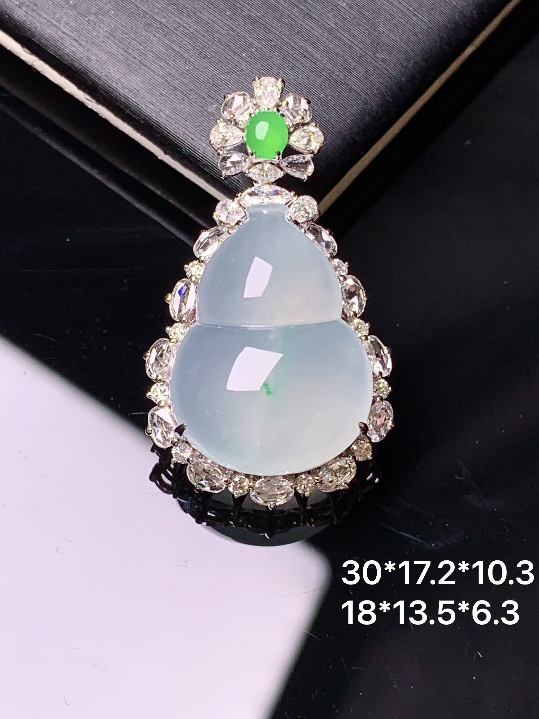18k金钻镶嵌冰种葫芦吊坠 玉质细腻 色泽艳丽清新 水润亮眼 整体尺寸30*17.2*10.3m3