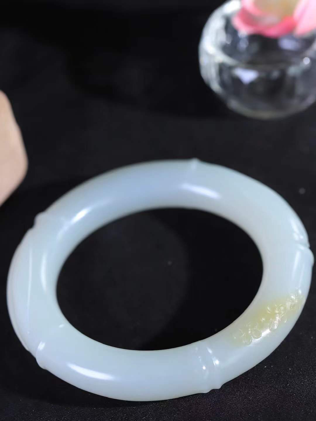 【节节高升.手镯】

精品和田玉糖白玉圆条竹手镯，玉质温润细腻，苏工精雕竹节，竹子品德高尚，生而有节，象征气节正直、不屈不俗。竹叶纤秀俊逸，舒展自如，迎风摇曳，柔美清逸，清新典雅。️整器画面空灵简洁佩于胸前，寓意祝福，高风亮节，步步高升。
内径54.5mm尺寸13-12.6mm重78.3克9940377T