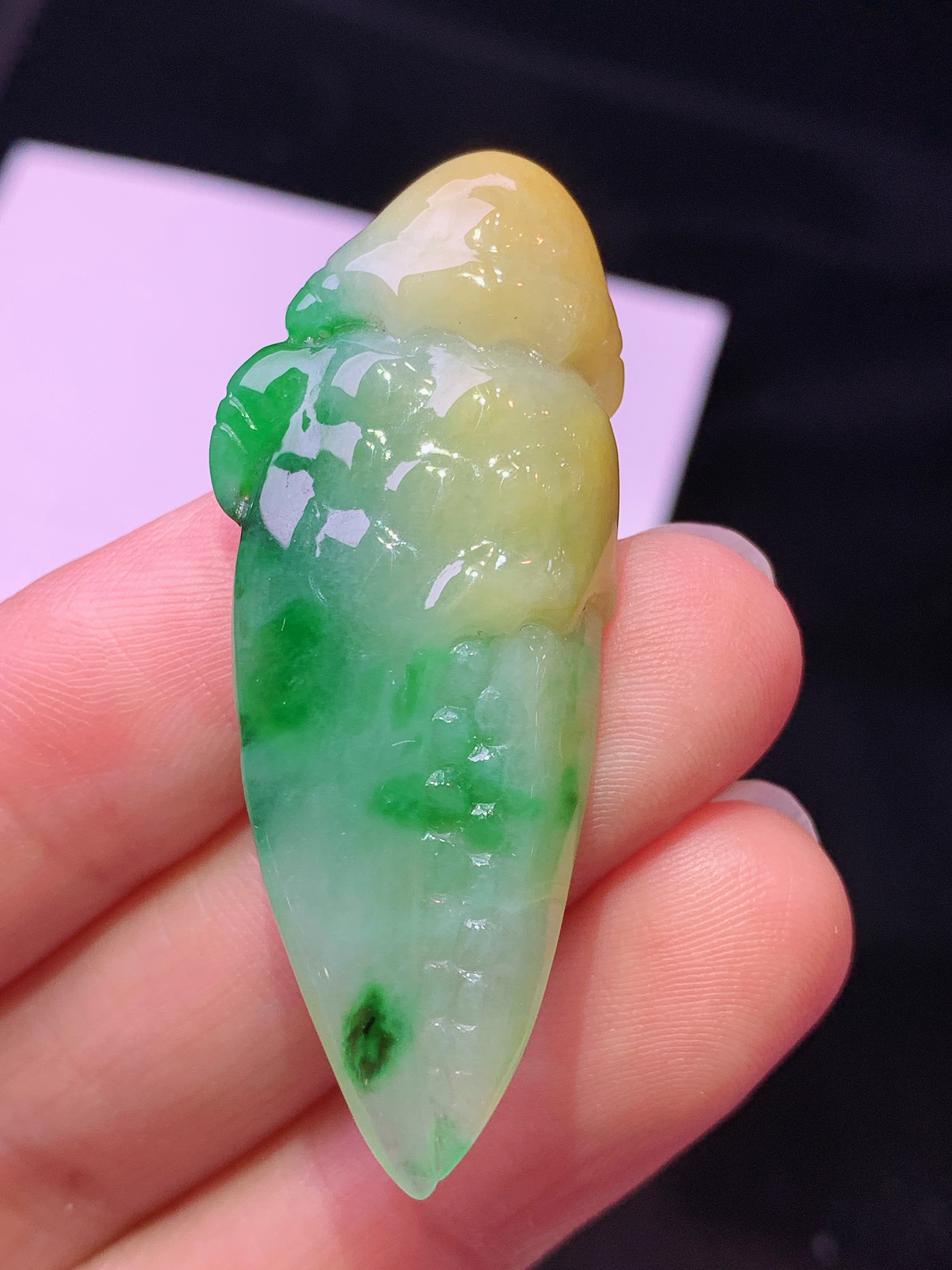 飘黄绿翡蟹钳吊坠 玉质细腻 色泽艳丽清新 水润亮眼 整体尺寸44.8*17.8*7.6w1