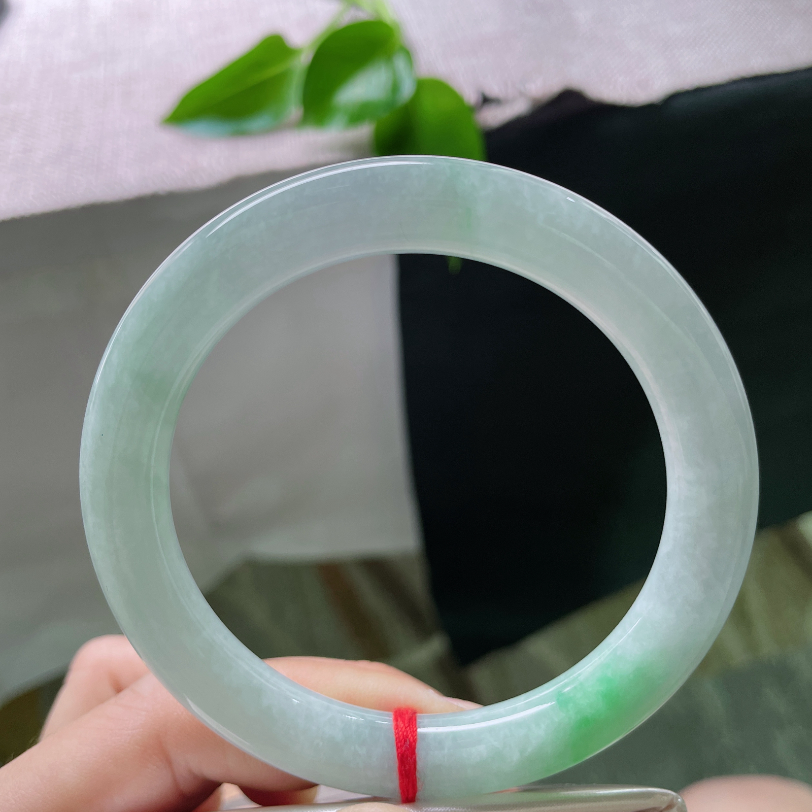 59.7/9.8，绿底圆条，一抹翠色鲜活灵动，种老，佩戴优雅永不过时，皮纹。