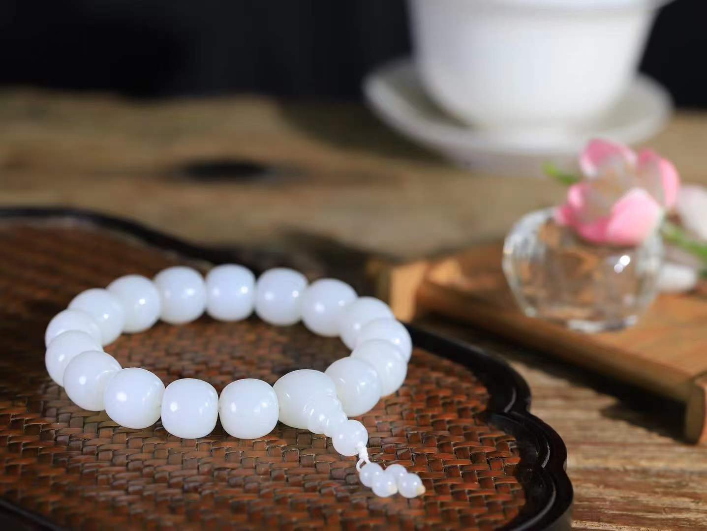 （老型珠.手串）

精品和田玉白玉老型珠手串，玉质细腻油润 饱满光滑 质朴无华，悠远简单，人心境界