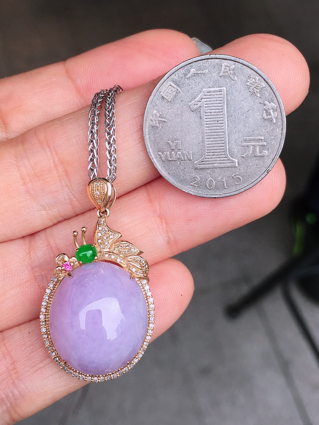 紫罗兰蛋面吊坠，色泽均匀艳丽，玉质细腻，荧光感超
强，饱满圆润，尽显优雅气质，18k
金豪华镶嵌