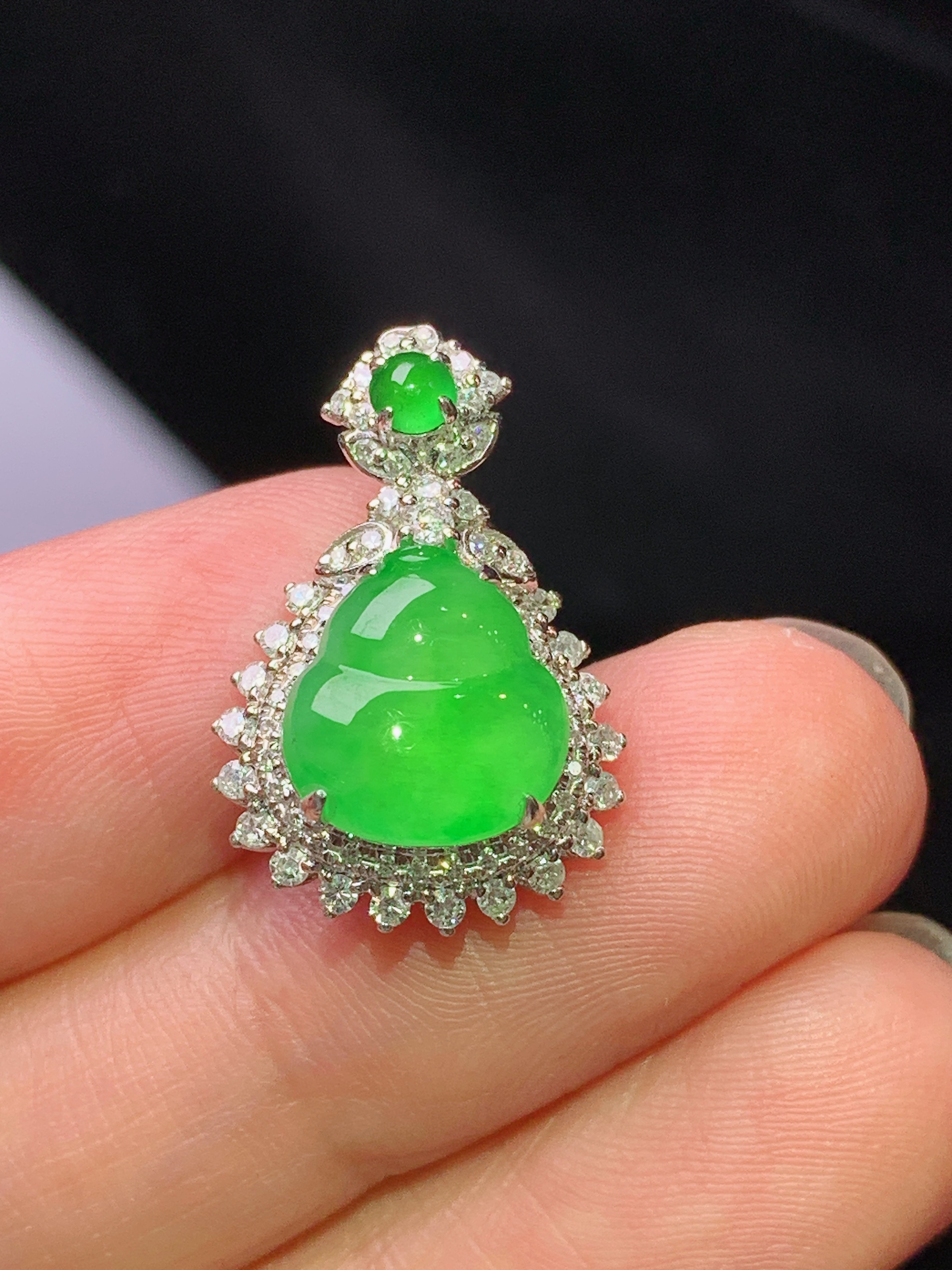 18k金钻镶嵌翠绿葫芦吊坠 玉质细腻 色泽艳丽清新 水润亮眼 整体尺寸20.8*14*9h1