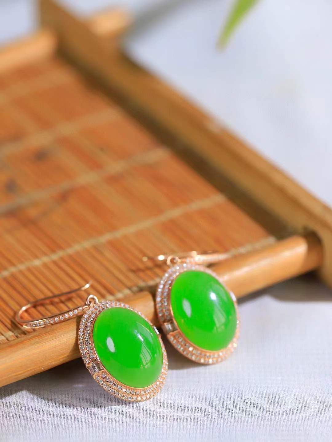 【金镶玉.耳坠】

精品和田玉碧玉镶嵌18k金.耳坠，金玉良缘 耳畔生辉，以和田温玉镌刻东方雅韵，金丝勾勒璀璨光华。金玉相嵌，寓意福泽绵长、情缘永固。佩戴间，既有玉的从容气度，又蕴金的尊贵风雅。耳畔摇曳生姿，点亮东方美学的含蓄与奢华。时光流转，唯爱恒久如金，初心温润似玉。总重6.7克 裸石尺寸取一16-12mm 5540500A