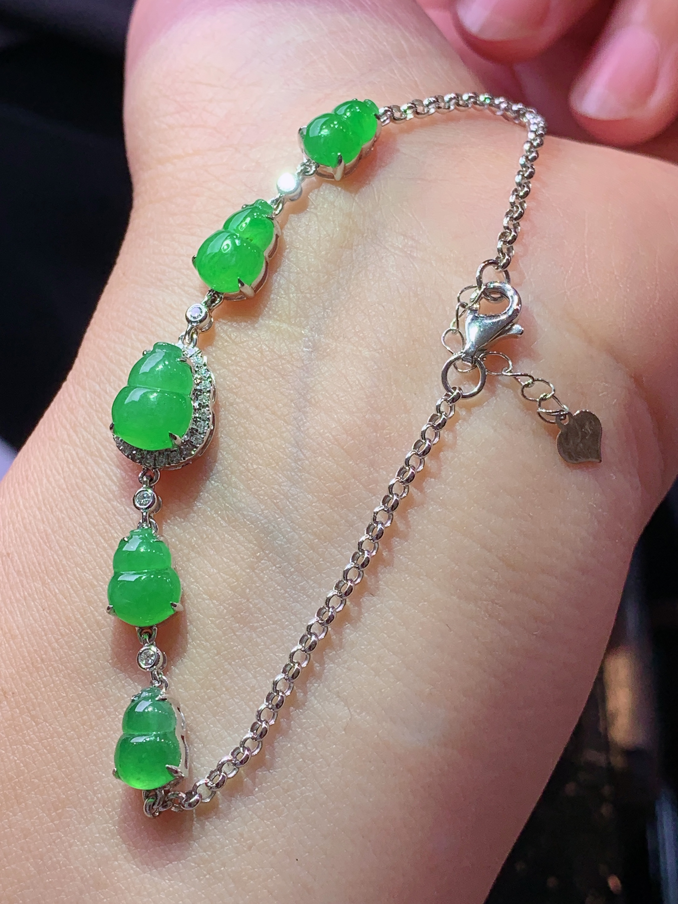 18k金钻镶嵌翠绿葫芦手链 玉质细腻 色泽艳丽清新 水润亮眼 整体尺寸160*8.8*6.2h1