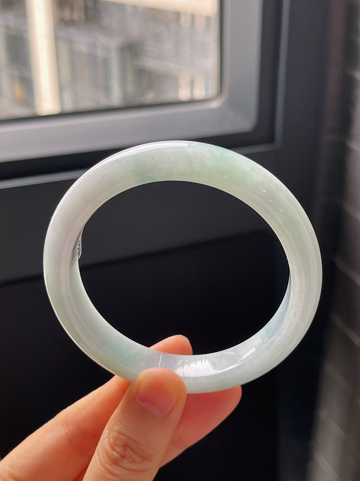 正圈57.8圈口，翡翠糯化种浅绿色手镯