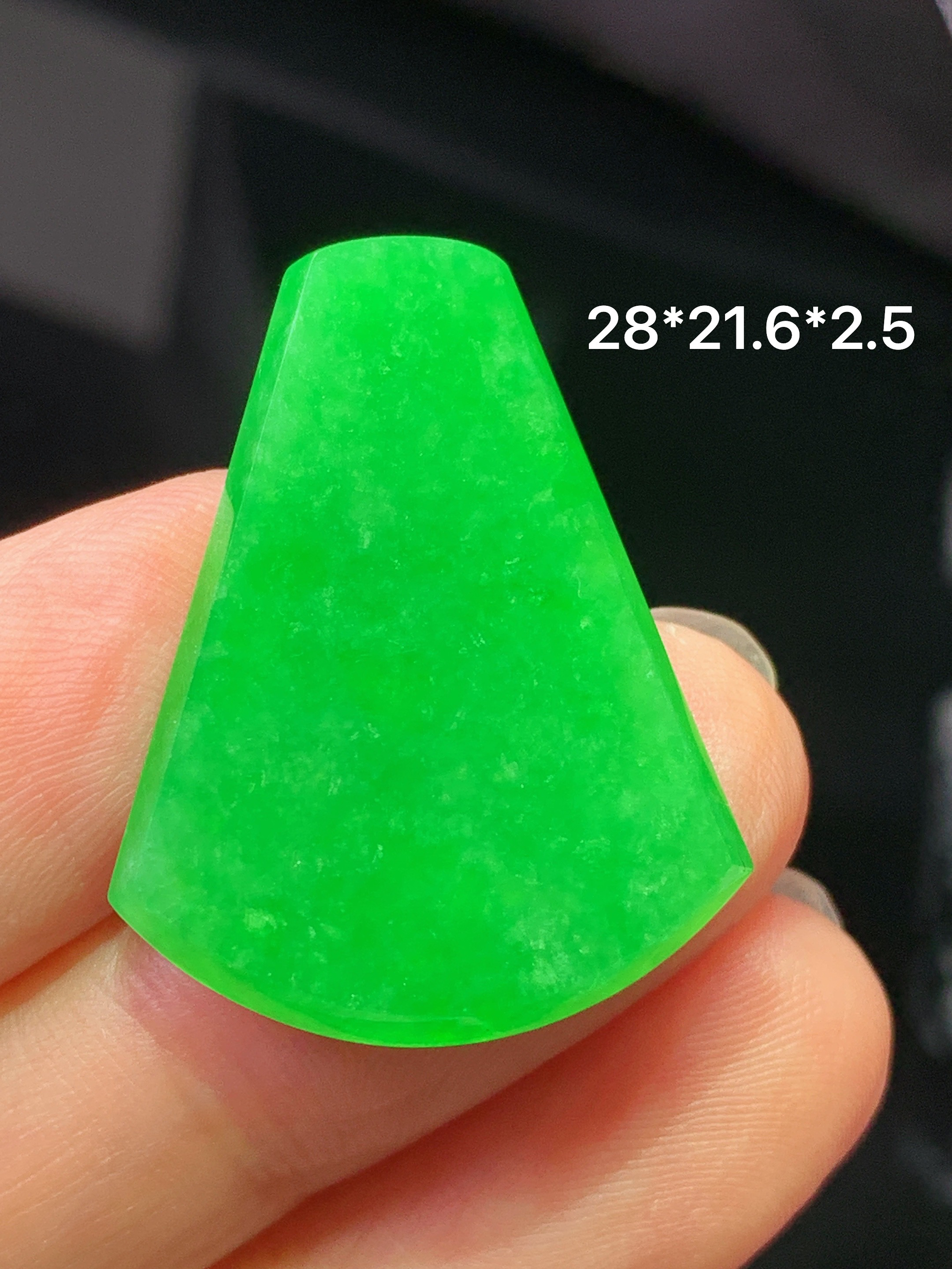 镶嵌款 翠绿无事牌吊坠 玉质细腻 色泽艳丽清新 水润亮眼 整体尺寸28*21.6*2.5m2