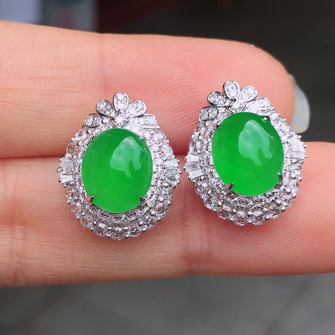 阳绿蛋面耳钉，色泽均匀艳丽，玉质细腻，荧光感超
强，饱满圆润，尽显优雅气质，18k
金豪华镶嵌