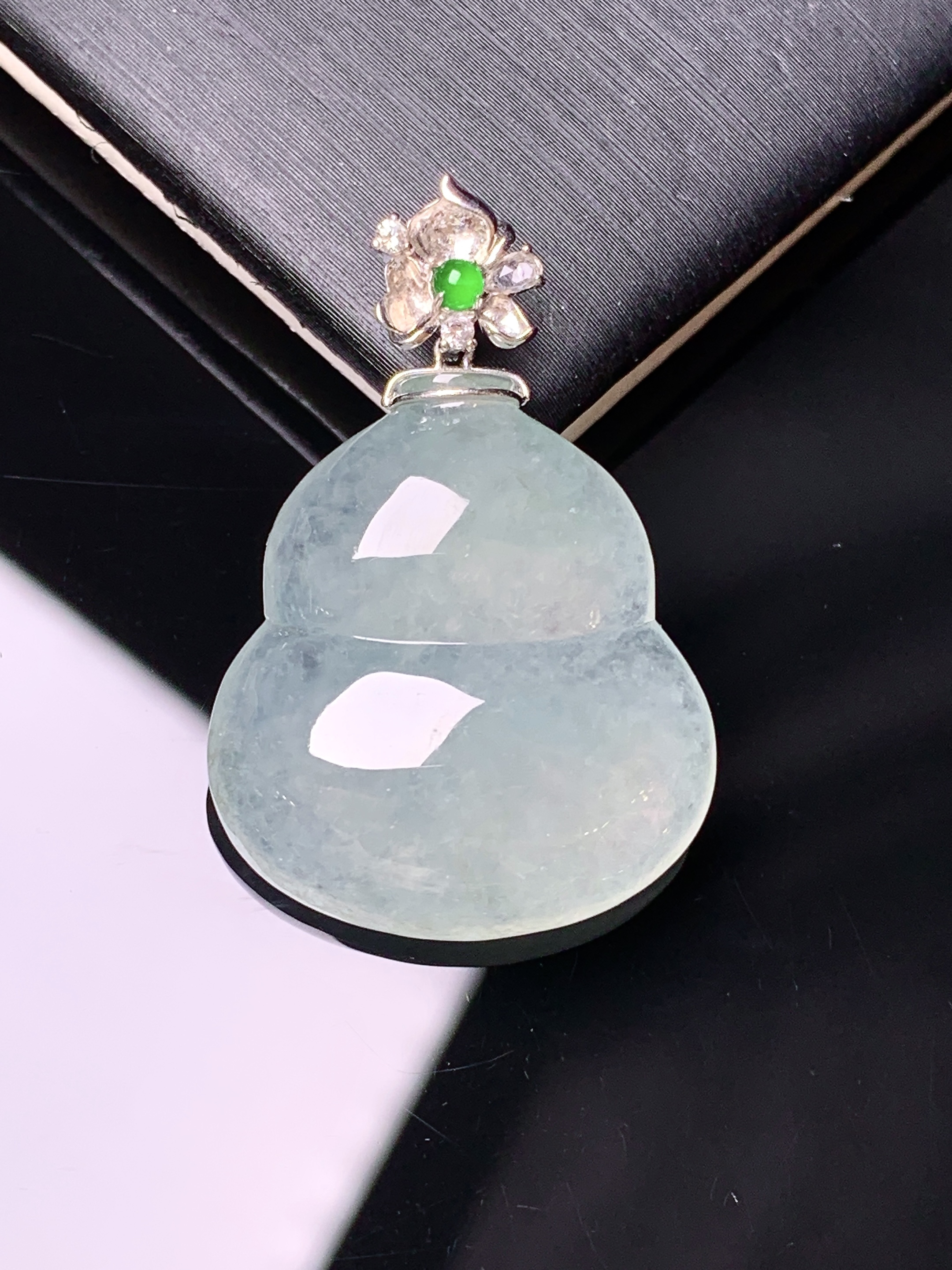 18k金钻镶嵌冰种葫芦吊坠 玉质细腻 色泽艳丽清新 水润亮眼 整体尺寸30.7*20.8*6.2c1