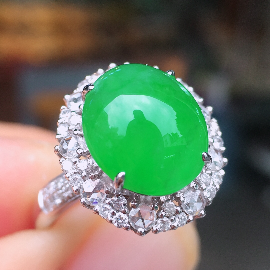 阳绿蛋面戒指，色泽均匀艳丽，玉质细腻，荧光感超
强，饱满圆润，尽显优雅气质，18k
金豪华镶嵌