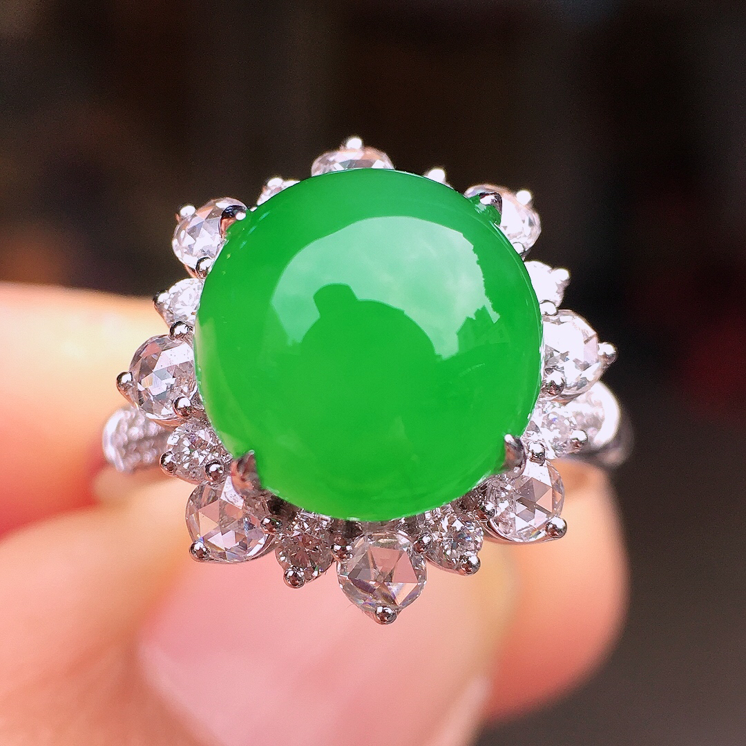 阳绿蛋面戒指，色泽均匀艳丽，玉质细腻，荧光感超
强，饱满圆润，尽显优雅气质，18k
金豪华镶嵌