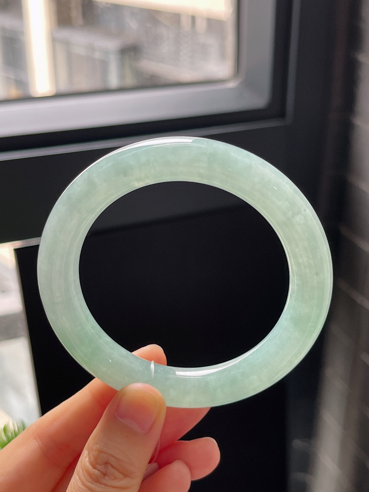 圆镯56.3圈口，翡翠冰糯种浅绿色手镯