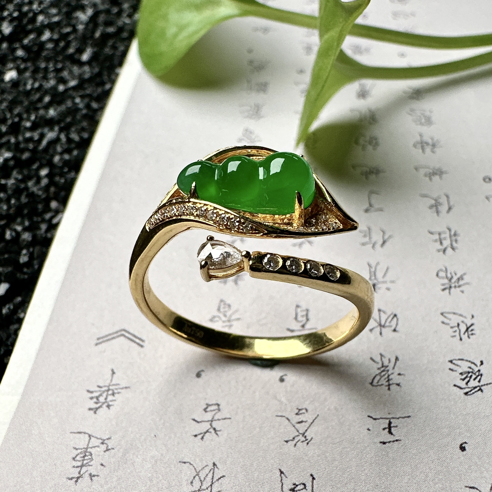 【冰种满绿福豆戒指】质地均匀细腻，冰润起光，胶感强烈，颜色娇艳，18K金钻精美镶嵌，裸石尺寸10.1*5*4毫米