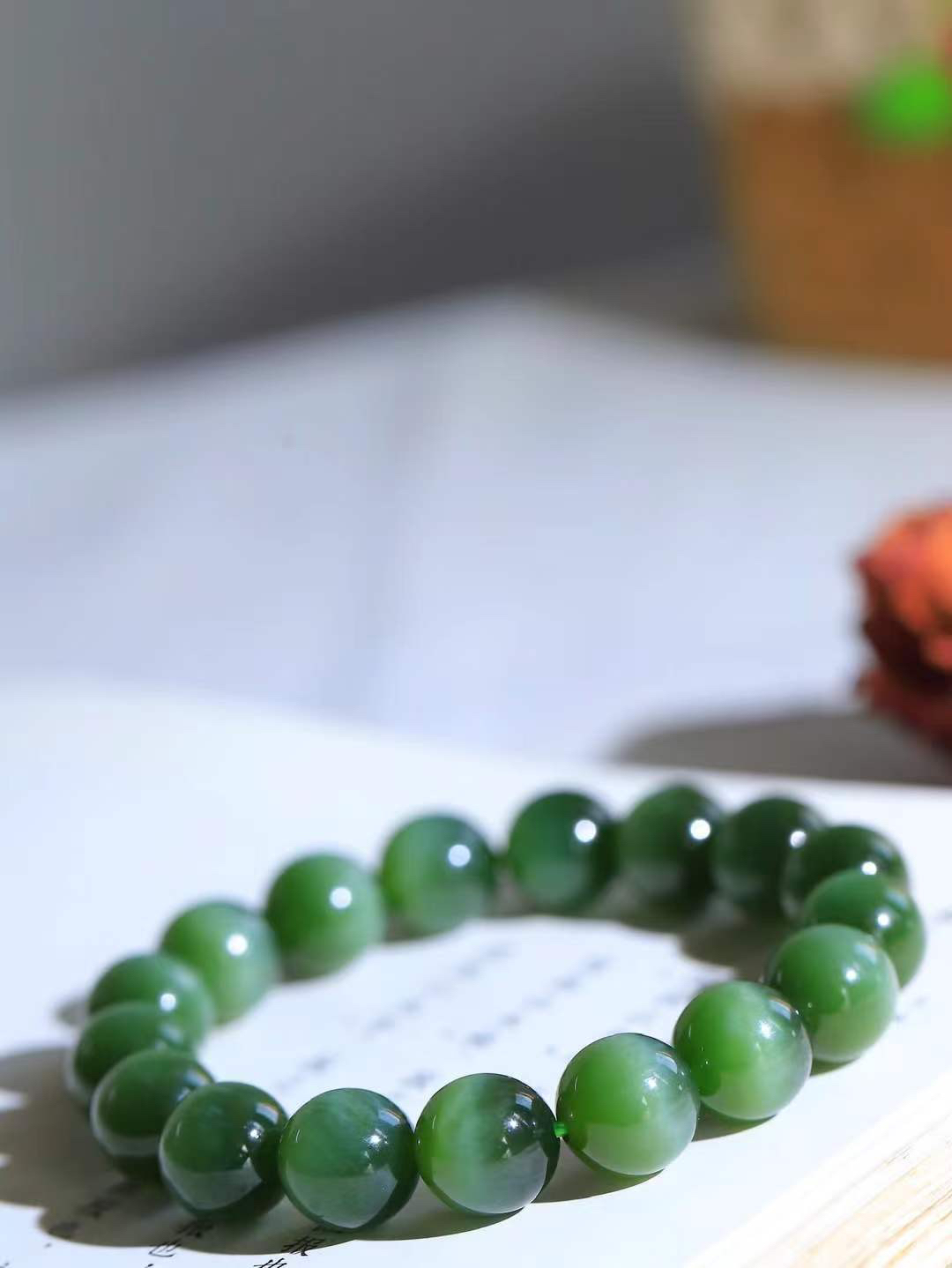 （猫眼手串）

精品和田玉碧玉猫眼圆珠手串 质地温润灵动 猫眼儿般的光中，有波光潋滟，也有梦幻清韵