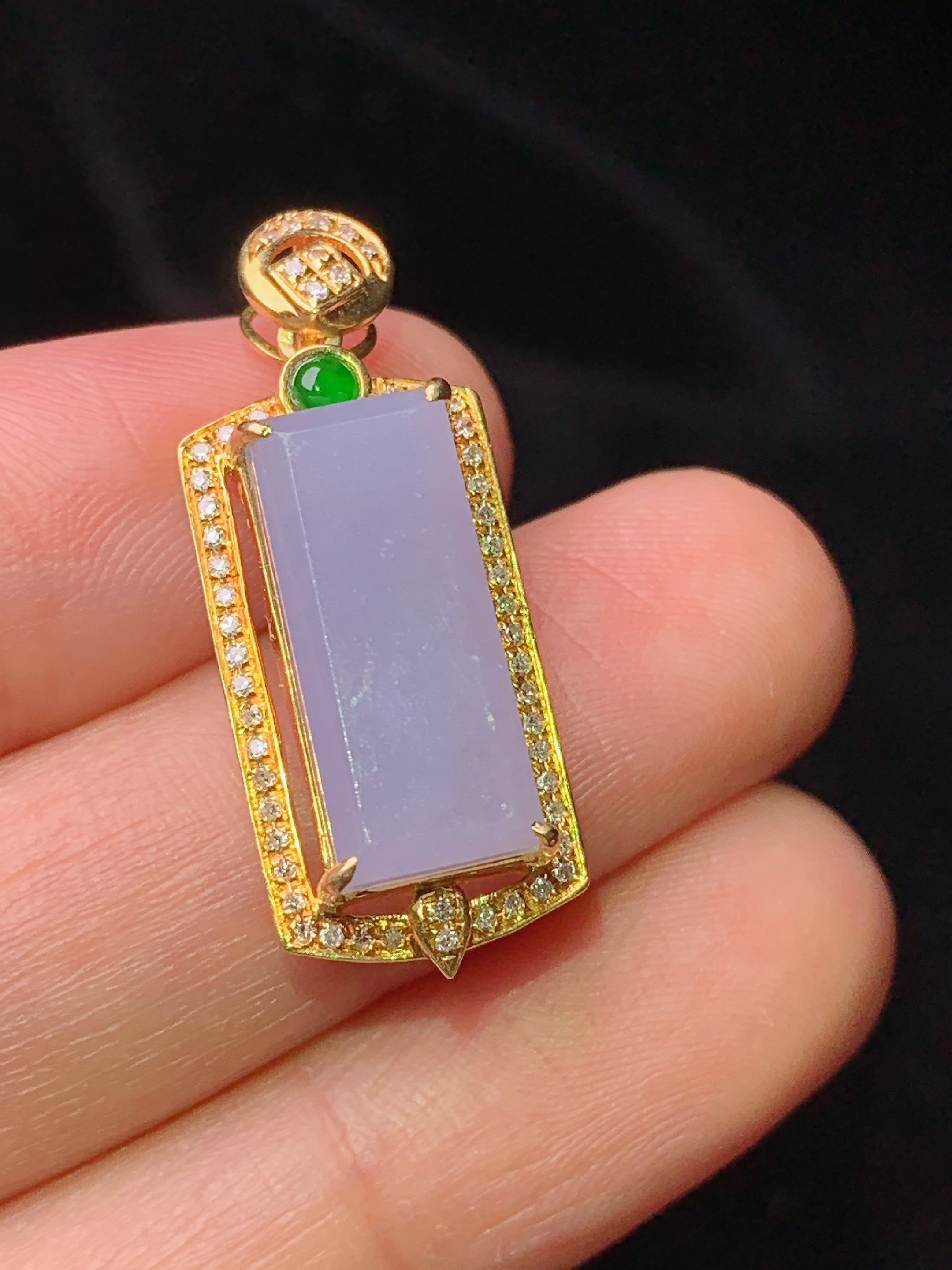 18k金钻镶嵌紫罗兰无事牌吊坠 玉质细腻 色泽艳丽清新 水润亮眼 整体尺寸28.8*11.2*7f3