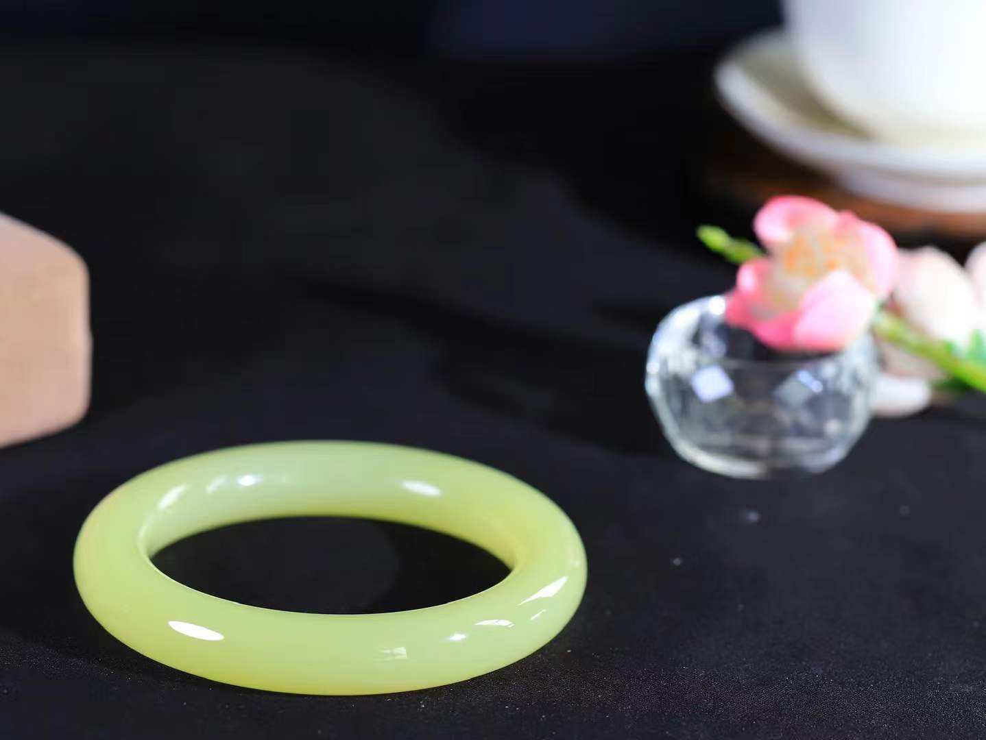 （冬日暖阳.手镯）

精品️和田玉黄口圆条手镯 质地油润，大气雅致，清风明月潺潺，浮浮洗尽铅华