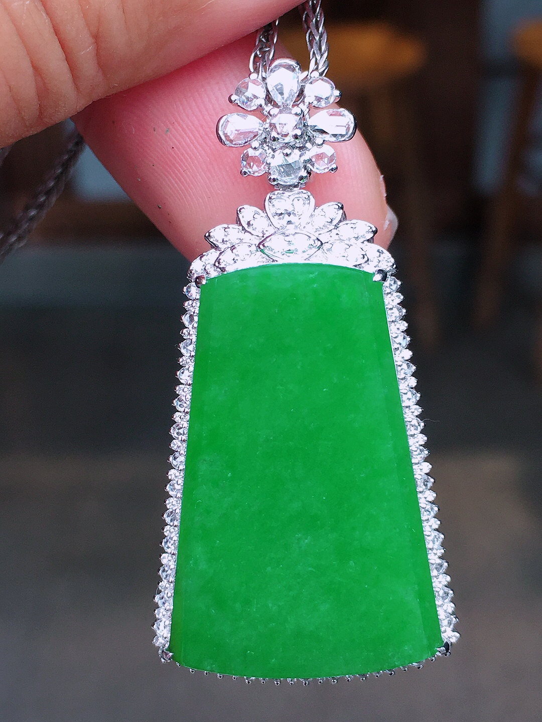 阳绿无事牌吊坠，色泽均匀艳丽，玉质细腻，荧光感超
强，饱满圆润，尽显优雅气质，18k
金豪华镶嵌